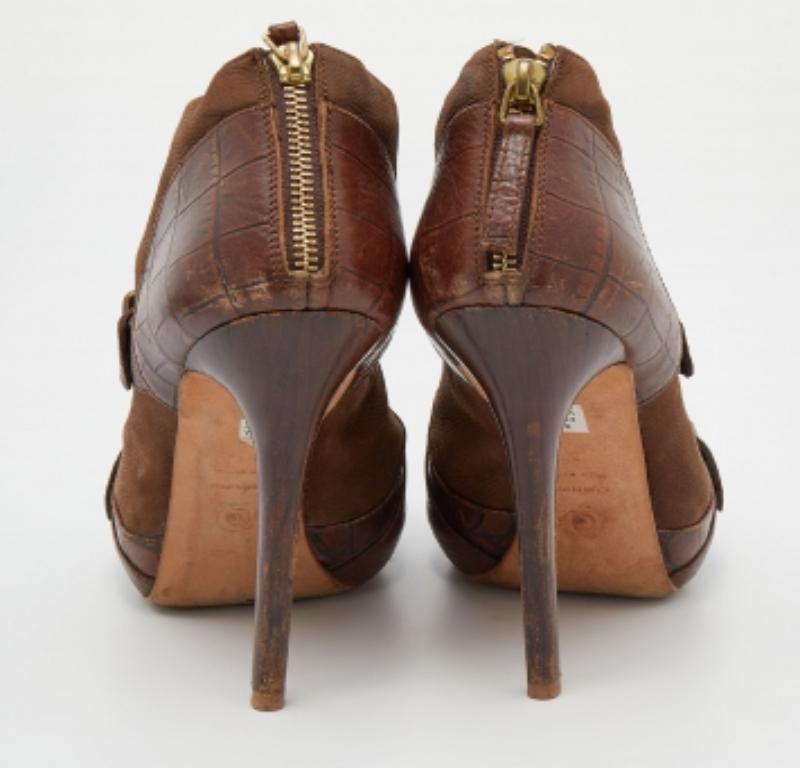 Alexander McQueen Botas al tobillo de piel marrón con hebilla talla 39 en venta 2