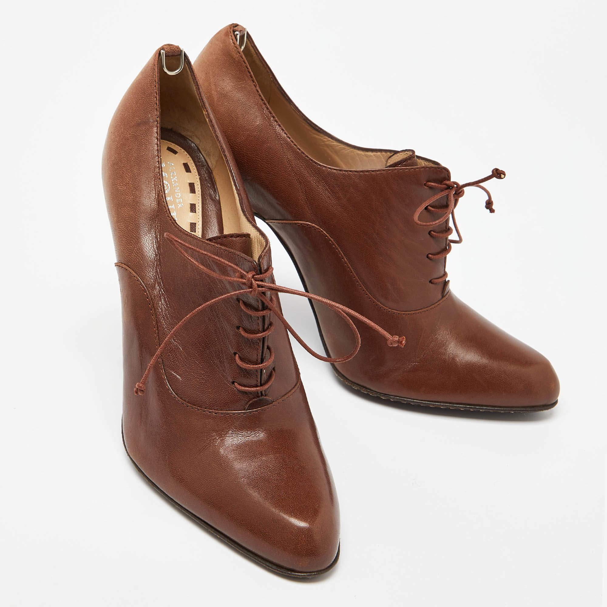 Alexander McQueen Botines Oxford de piel marrón Talla 38.5 en Excelente estado para la venta en Dubai, Al Qouz 2