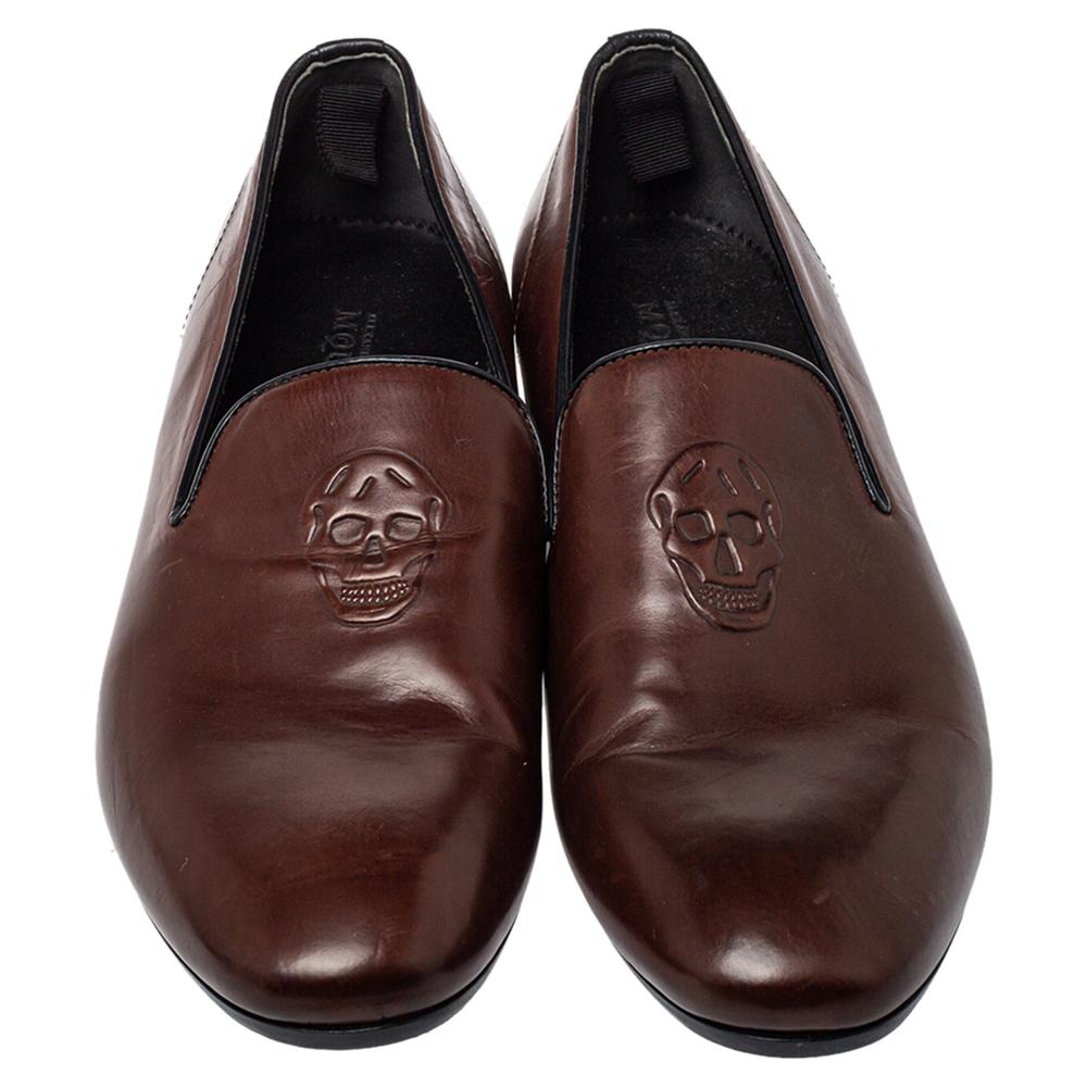 These Alexander McQueen loafers are just the perfect fashion choice for a smart look. Crafted from brown leather, they flaunt round toes and their signature skull embossed on the uppers. The pair is complete with leather insoles for maximum