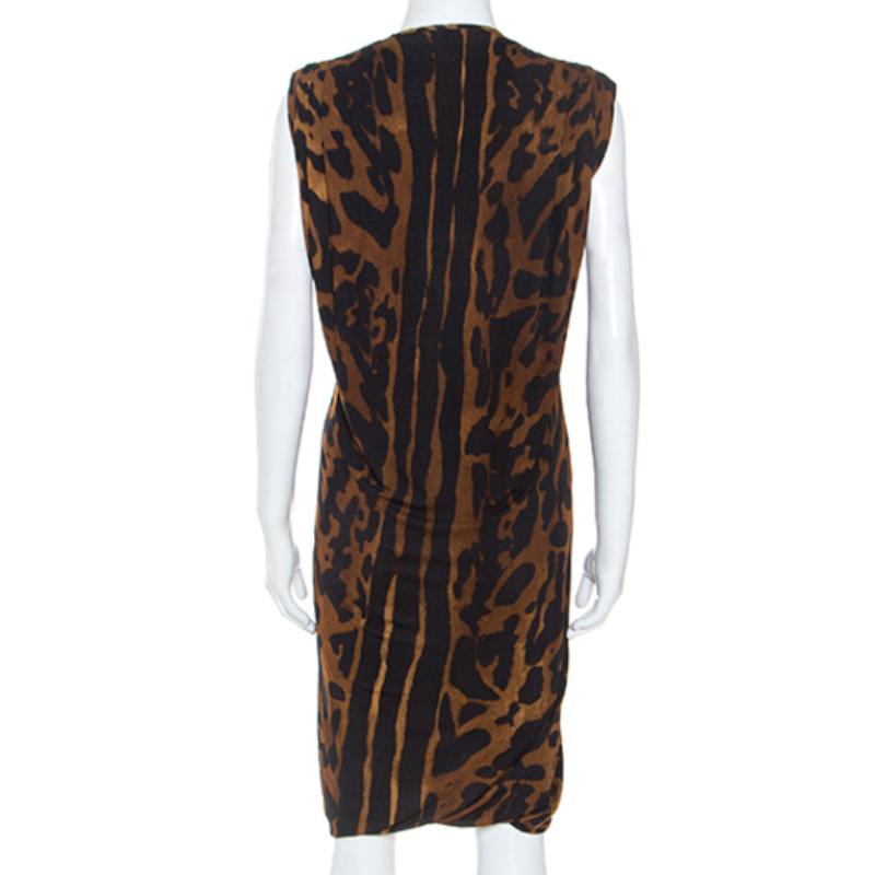 The tailoring of the dress is definite and exquisite making it yet another perfect creation of Alexander McQueen. Lend the luxe touch to your casual dressing with this dress which features ocelot prints all over.

