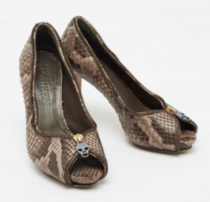 Alexander McQueen Bombas de piel de pitón marrón talla 36 Gris en venta