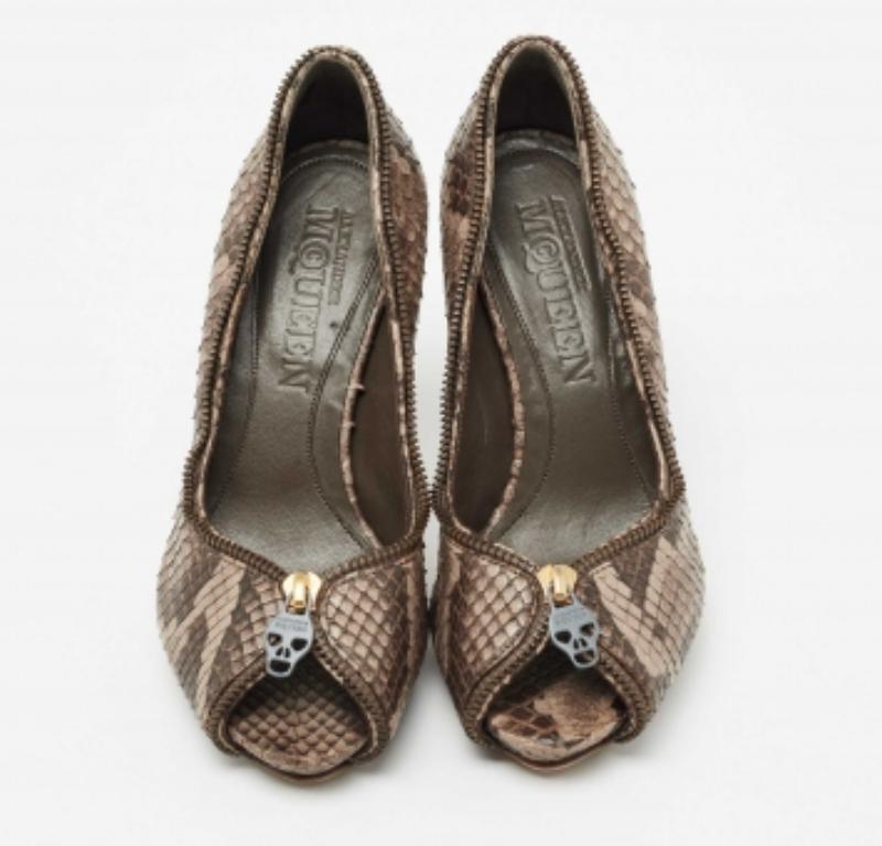 Alexander McQueen Bombas de piel de pitón marrón talla 36 en Bueno estado para la venta en Dubai, Al Qouz 2