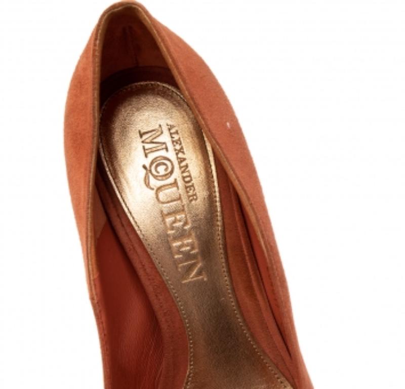 Alexander McQueen Brown Suede Skull Embellished Peep Toe Pumps Size 38 In Good Condition In Dubai, Al Qouz 2