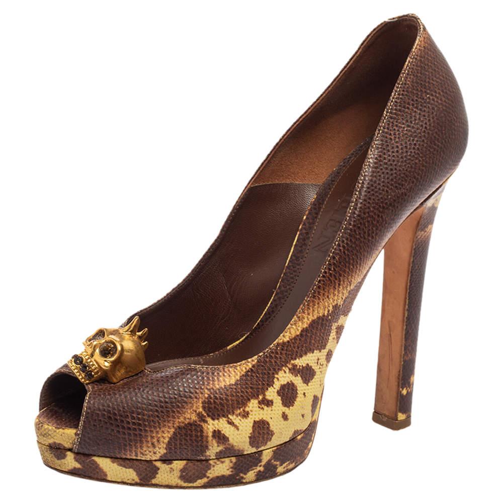This pair of pumps from Alexander McQueen features fine design and exquisite craftsmanship. Made from karung leather, these pumps are detailed with skull motifs on the uppers. Timeless and stylish, they are outlined by peep toes and 14 cm heels. 