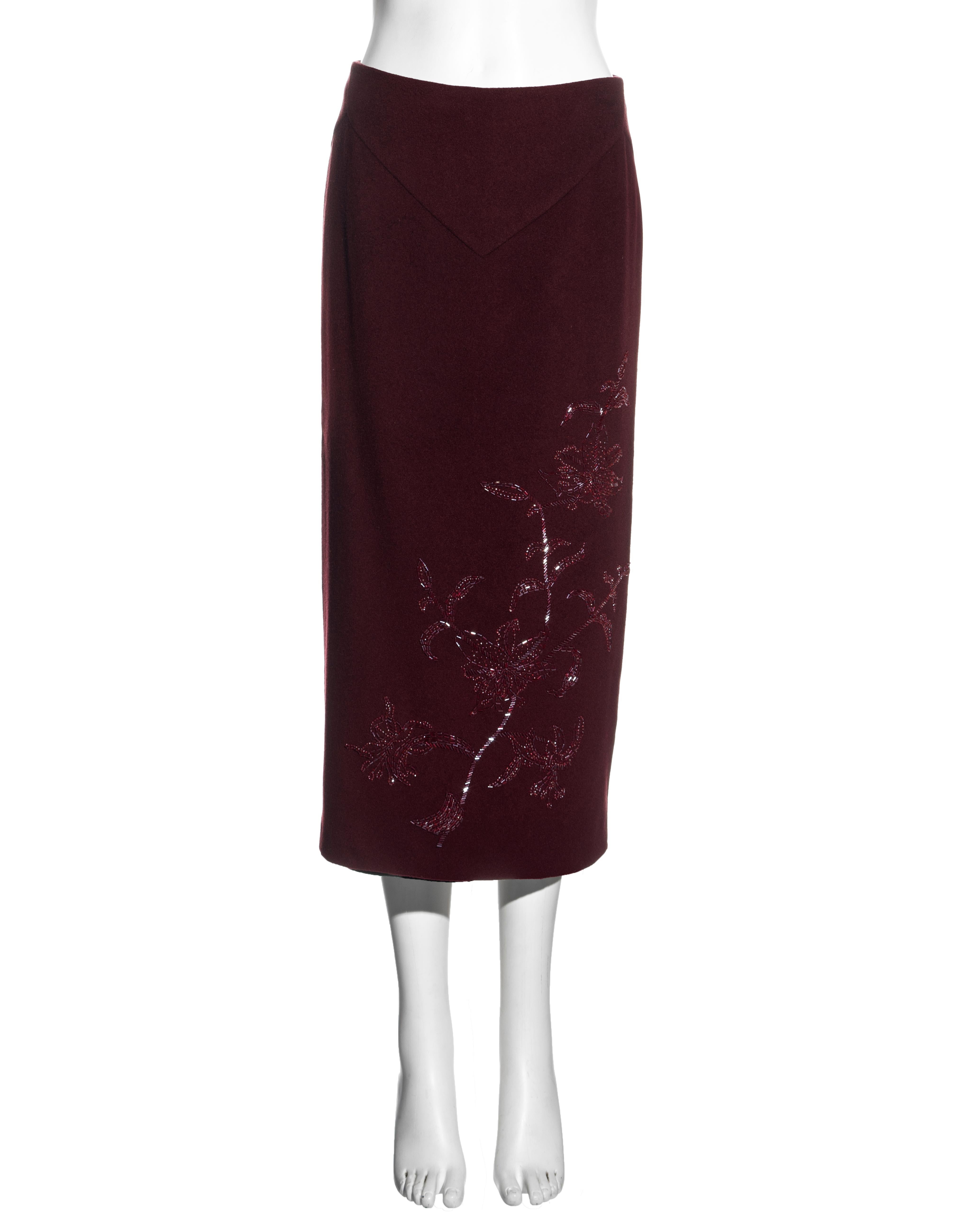 ▪ Alexander McQueen burgundy cashmere wool skirt
▪ Beaded with flowers of blood-red bugle beads 
▪ Triangular panels to the waist
▪ Concealed zipper at center-back
▪ Monogrammed lining
▪ 100% Cashmere 
▪ IT 42 - FR 38 - UK 10
▪ 'Joan' Fall-Winter