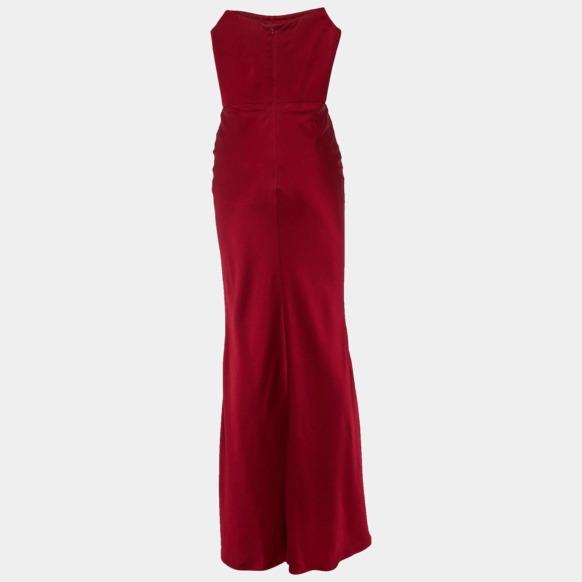 For all evening soirées and high-affair parties, a gown like this makes sure you look the best of all. Tailored into a superb fit and style, this Alexander McQueen gown is elevated with a stunning neckline and a beautiful hue. Bring home this lovely