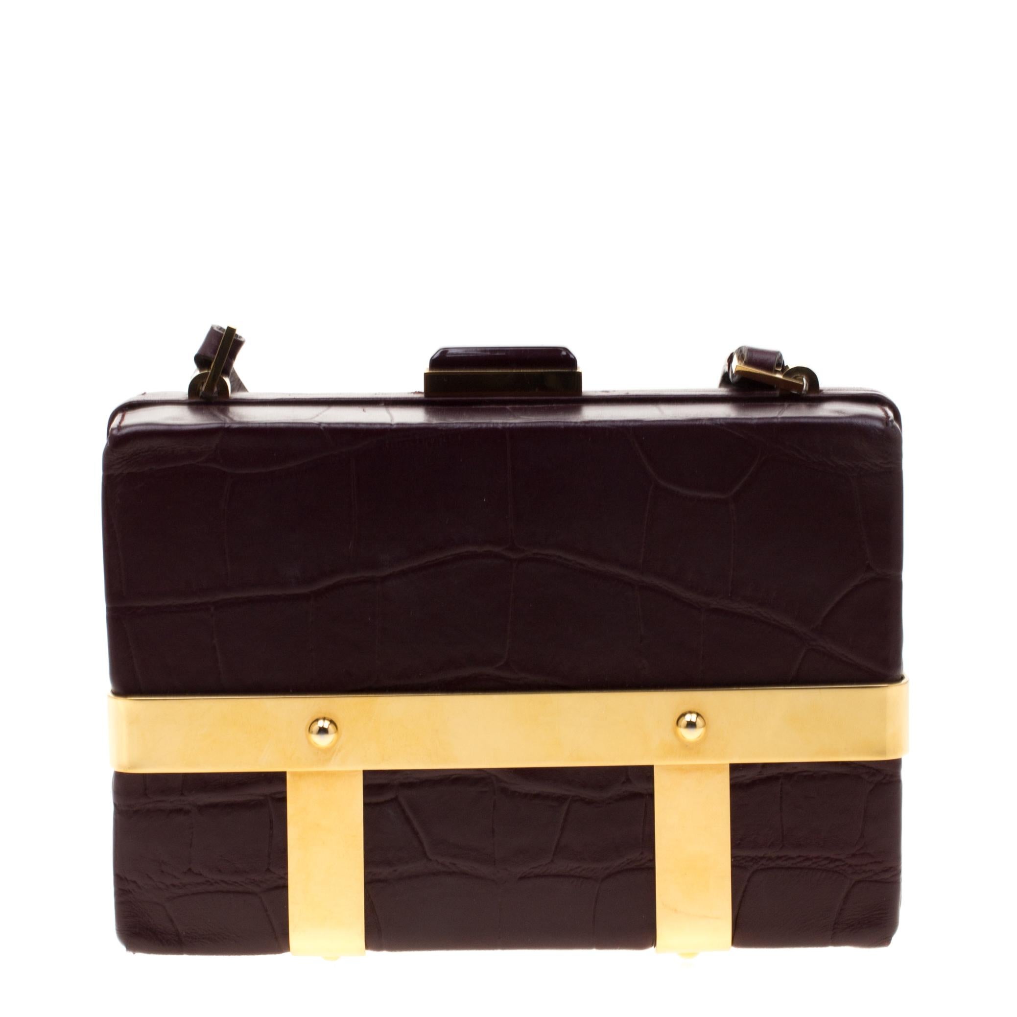 From the house of Alexander McQueen comes this gorgeous box bag that will perfectly complement all your outfits. It has been luxuriously crafted from croc-embossed leather and styled into a box shape with sharp edges and gold-tone metal trims that