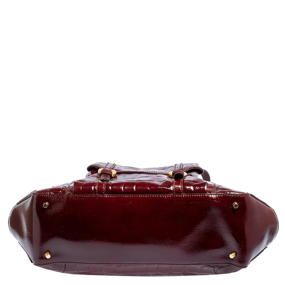 Alexander McQueen Novak Tasche aus Lackleder mit Krokodillederprägung in Burgunderrot Damen