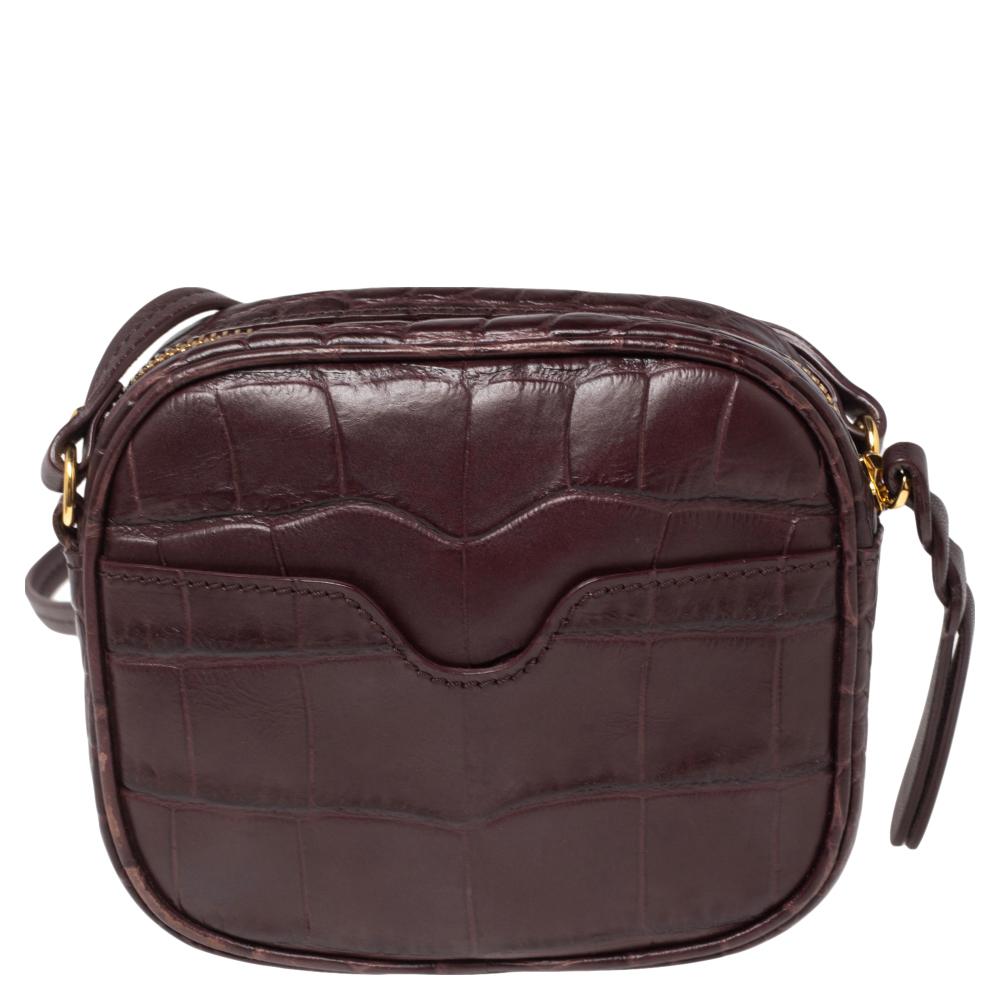 A beautiful and stunning piece from Alexander Mcqueen, this camera bag will easily pair with your casual chic and glamorous looks with equal ease. Crafted in croc-embossed leather, this bag features the brand's signature on the front. A shoulder