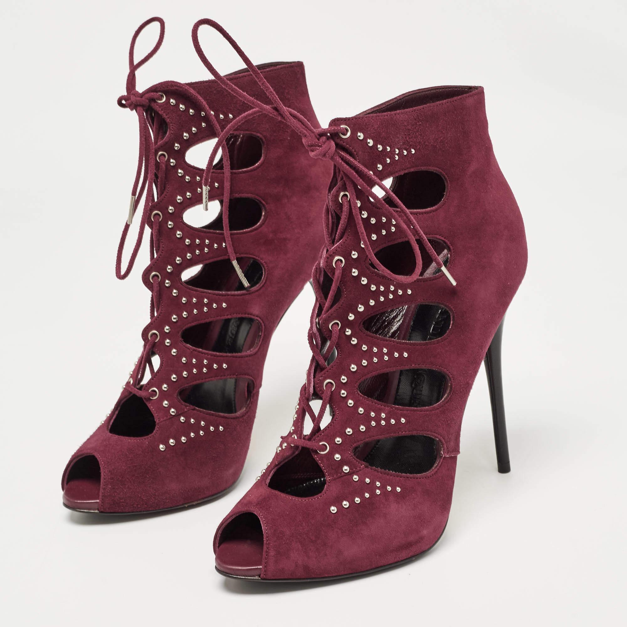 A classic pair of sandals is a must have in every collection and when the design is by Alexander McQueen it is sure to add a statement of luxury to your wardrobe. These sandals are sure to delight