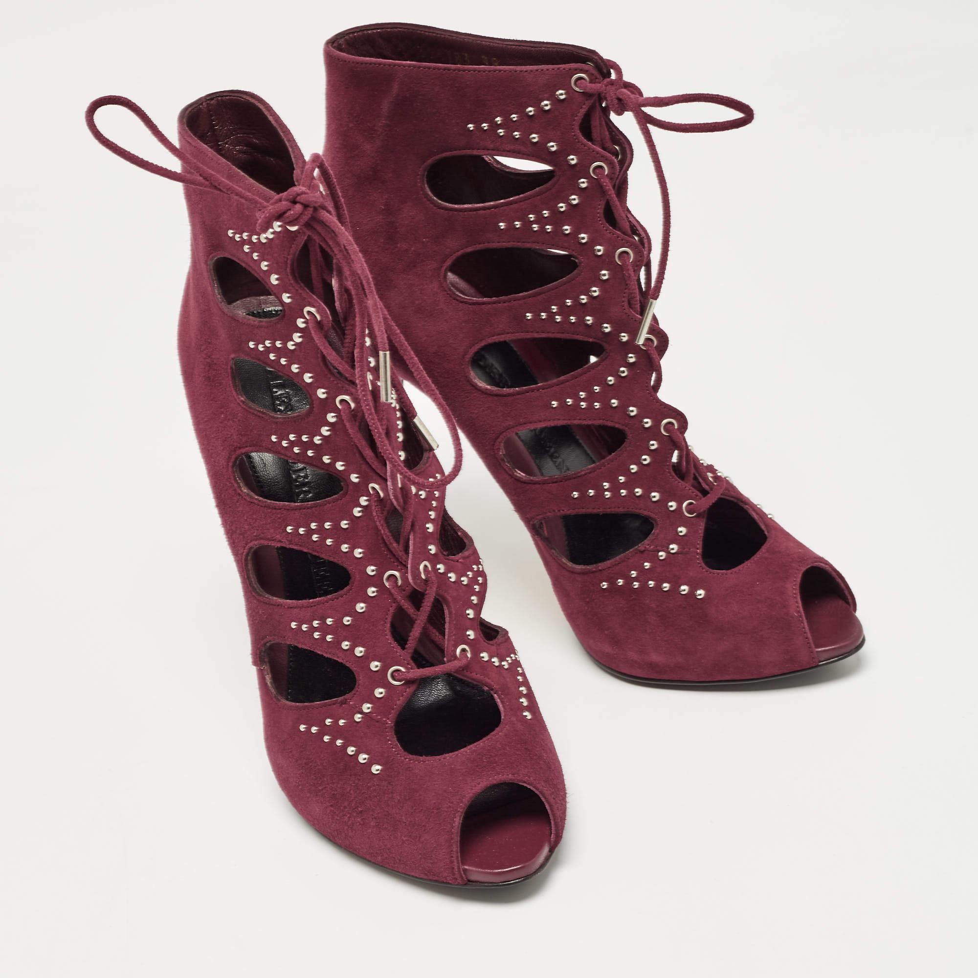 Alexander McQueen Burgundy Suede Cut Out Studded Sandals Size 38 In New Condition For Sale In Dubai, Al Qouz 2
