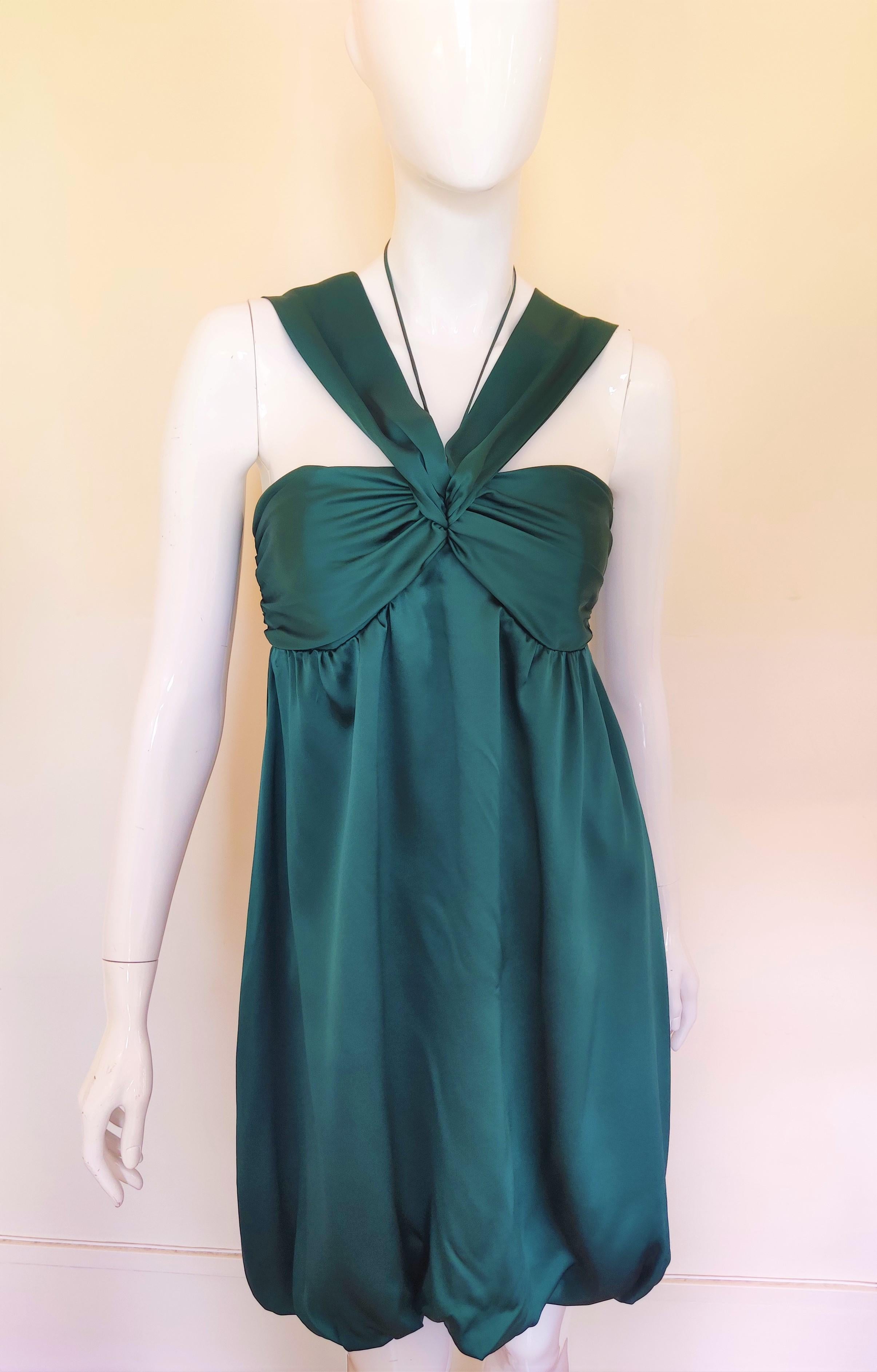 Alexander McQueen silk dress.
You can variate the straps, they can be placed on your shoulder, or let your shoulder free.
100% silk.


VERY GOOD condition!

SIZE
Medium.
Marked size: Italian 42.
Length (with the srtap): 88 cm / 34.6 inch
Bust: 38 cm