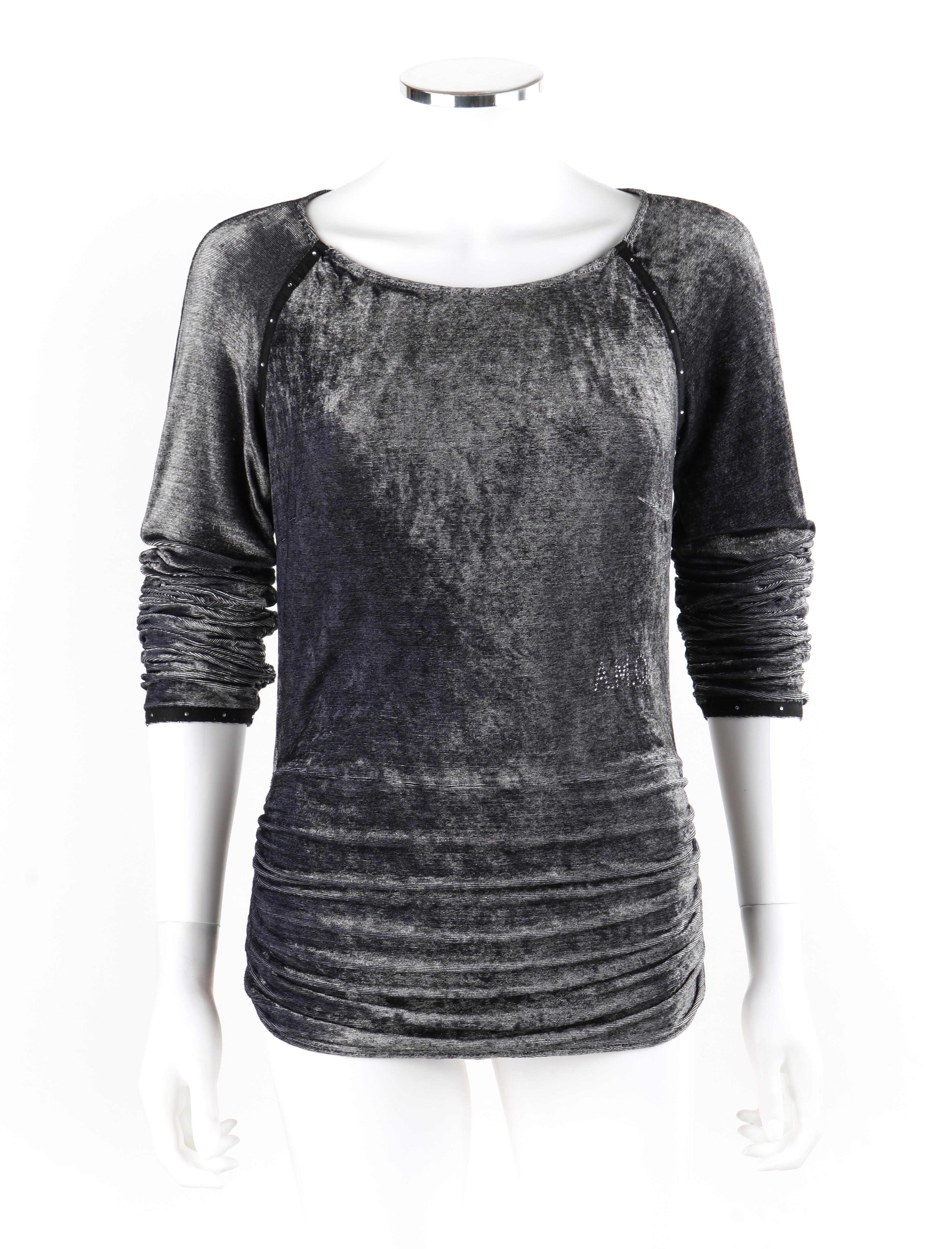ALEXANDER McQueen c.1996 Top grigio a maniche lunghe in velluto strass impreziosito da decorazioni

Marchio / Produttore: Alexander McQueen
Circa: 1996
Stilista: Alexander McQueen 
Stile: Top a maniche lunghe 
Colore(i): Sfumature di