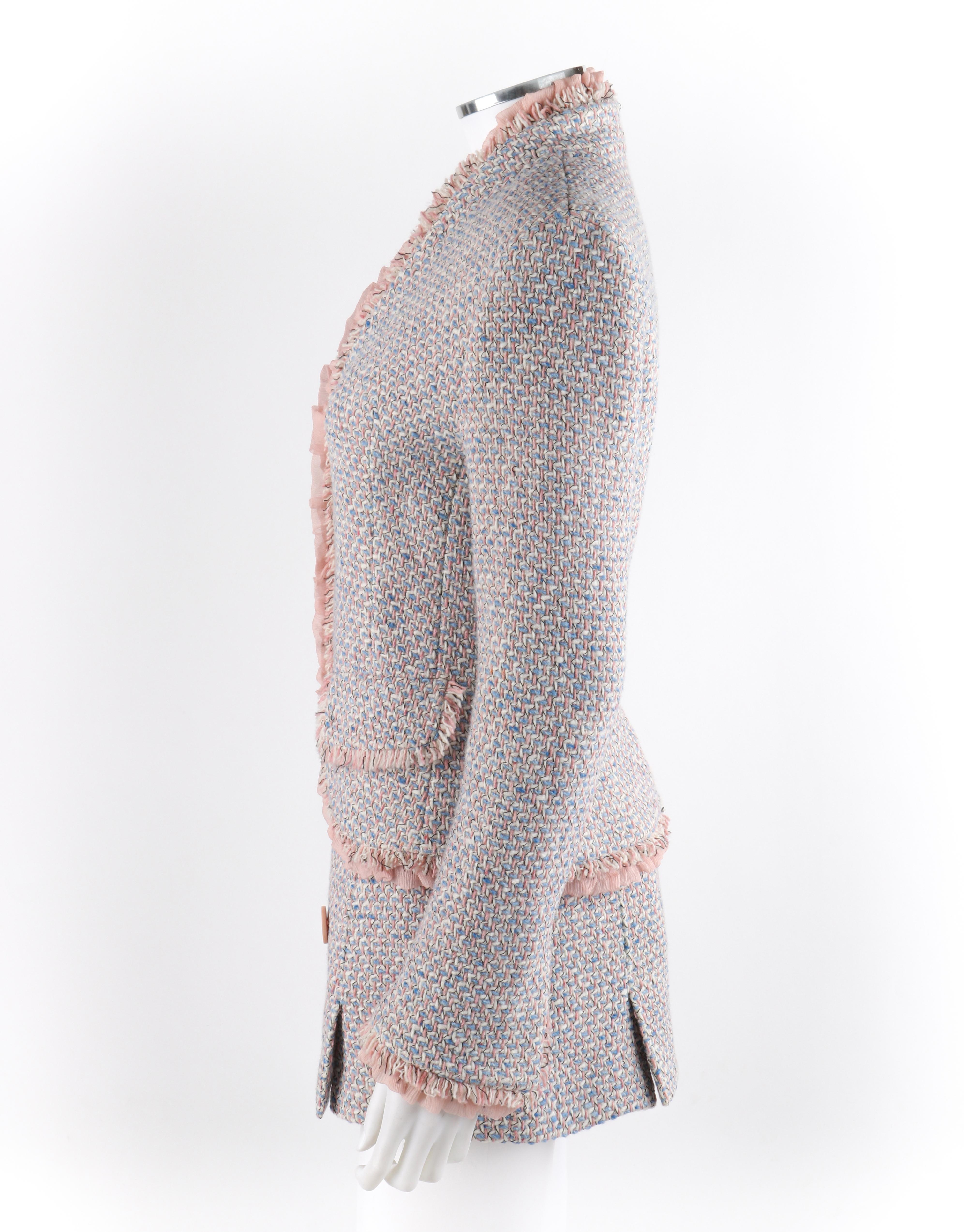 ALEXANDER McQUEEN Ensemble blazer et mini-jupe en tweed bouclé rose et bleu, vers 1996, neuf avec étiquette Bon état - En vente à Thiensville, WI