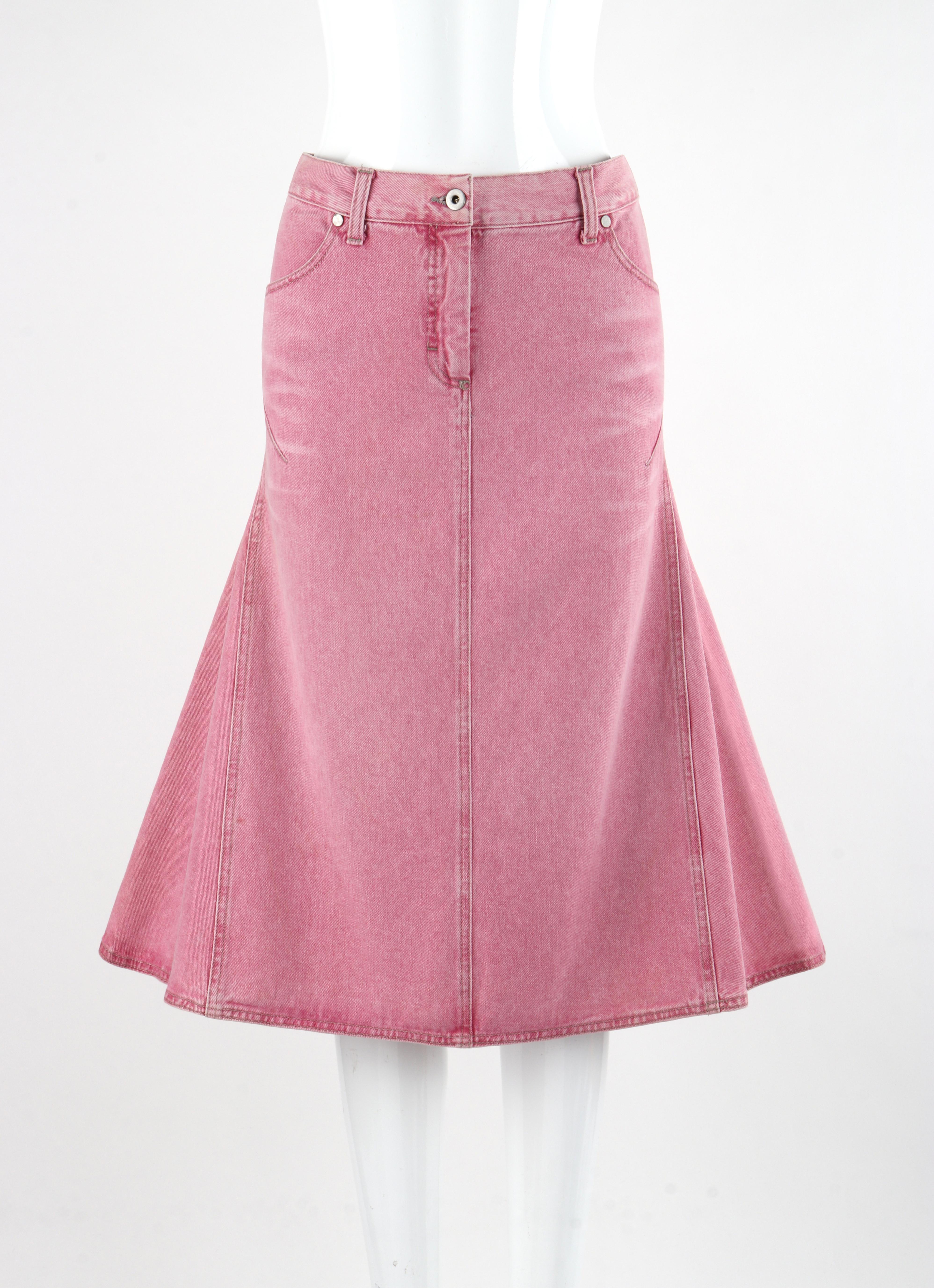 ALEXANDER McQUEEN c.1996 Pink Denim Structured Fit Midi Flared Pencil Skirt

Brand / Manufacturer: Alexander McQueen / Gibo Co Spa
Circa: 1996
Label(s): Alexander McQueen
Designer: Alexander McQueen
Style: Midi skirt
Color(s): Pink
Lined: No
Marked: