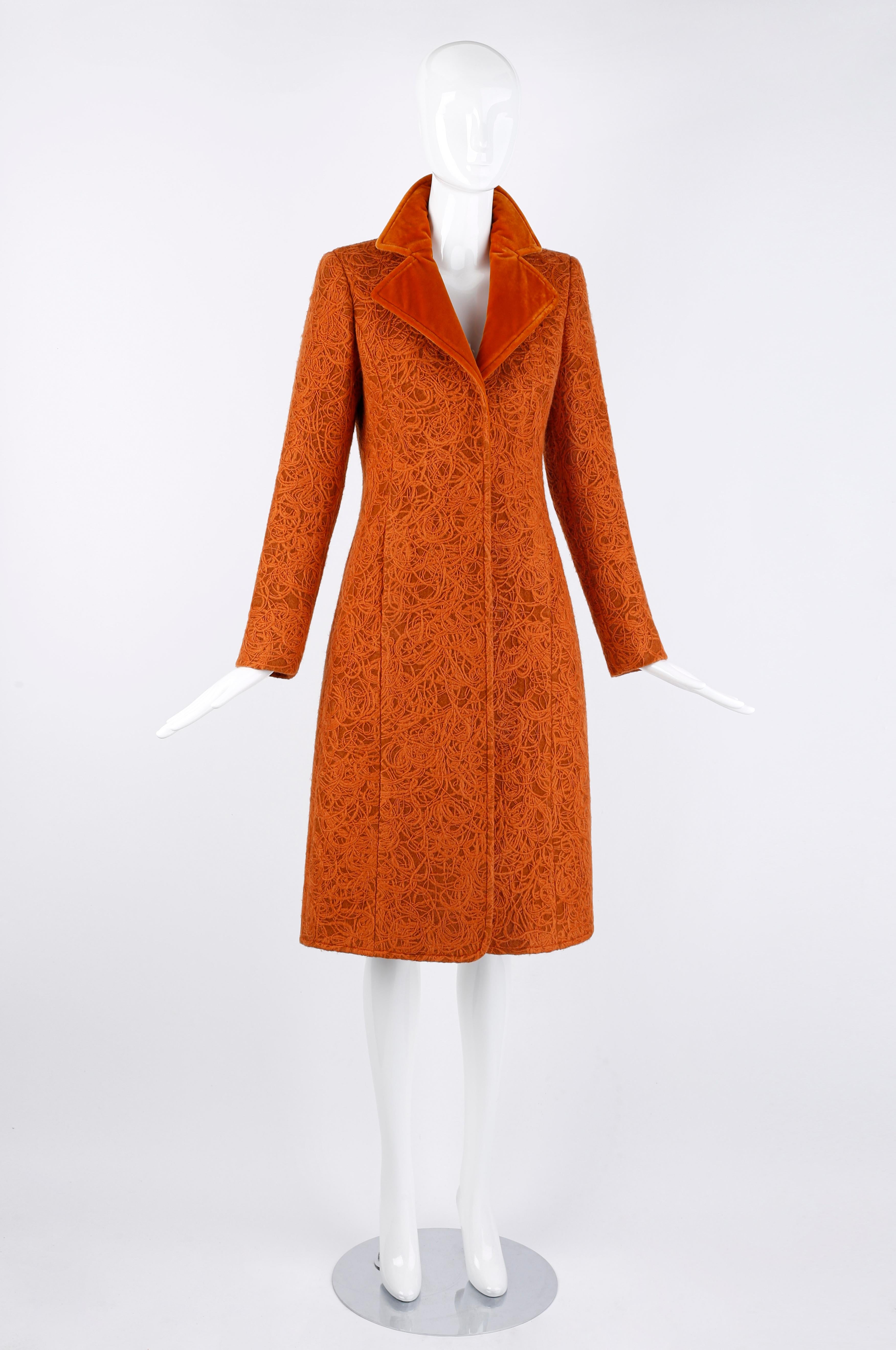 Cappotto vintage di Alexander McQueen, circa 1995/1996. Unico e squisitamente strutturato con strisce di materiale strettamente intrecciate e sovrapposte, che assomigliano a una corda a forma di spago o di cardo per tutto l'esterno. Il risvolto
