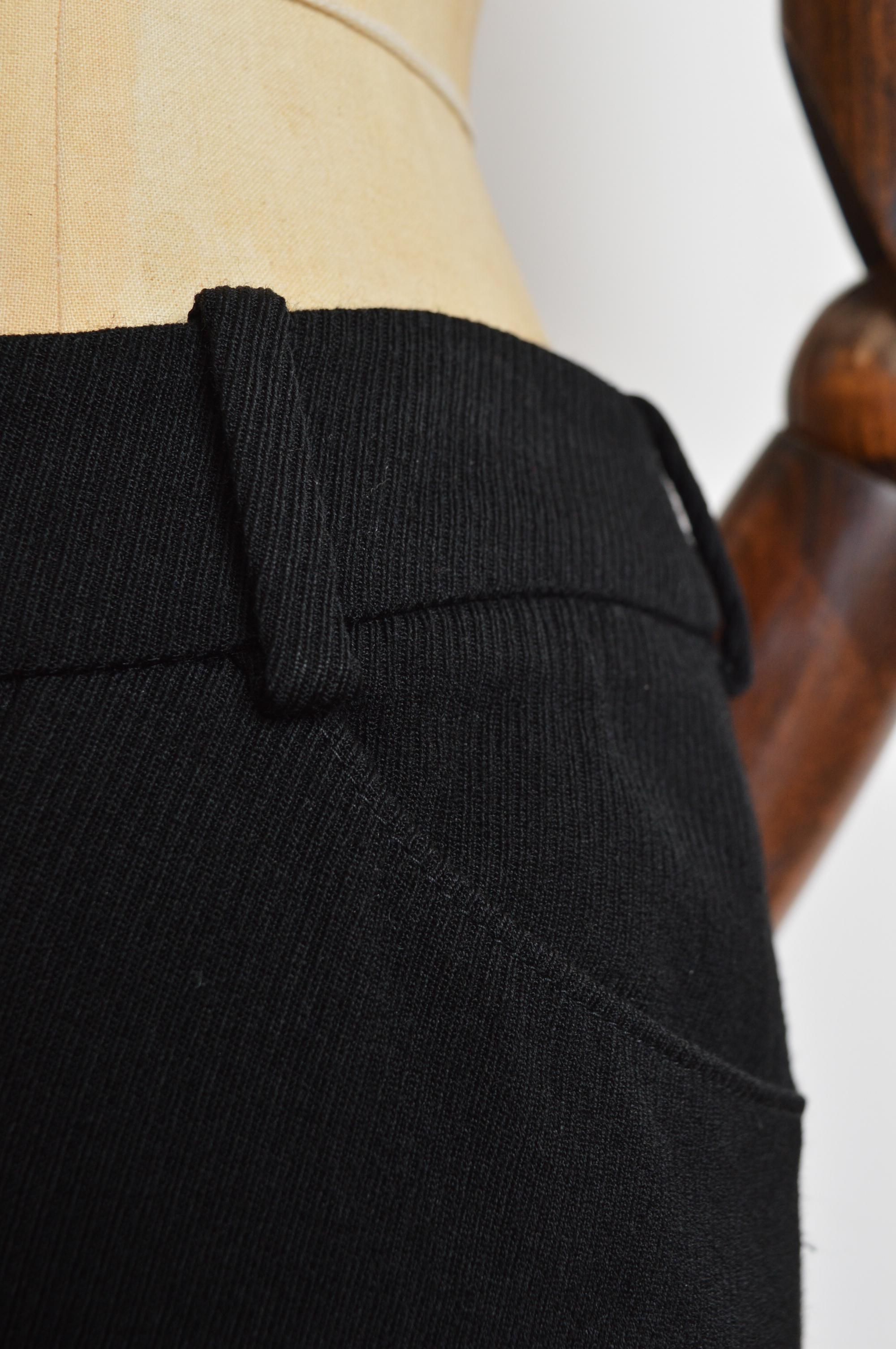 Alexander McQueen c.2000 Pantalones 3/4 Bajos Pantalón recortado negro a pedales en venta 1