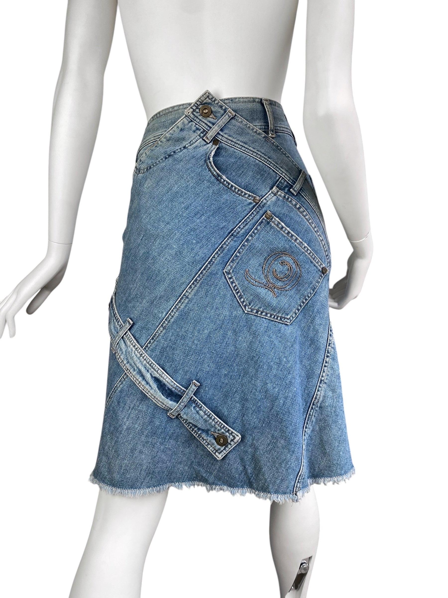 MARKE : ALEXANDER MCQUEEN

DESIGNER : ALEXANDER MCQUEEN

JAHR/JAHRZEHNT : CA. 2003

GRÖSSE : 38 PASST VON S BIS M

HERGESTELLT IN : ITALIEN

ZUSAMMENSETZUNG: 100% BAUMWOLLE

ZUSTAND: SEHR GUT

ANMERKUNG: /

Die Schaufensterpuppe trägt Größe S.