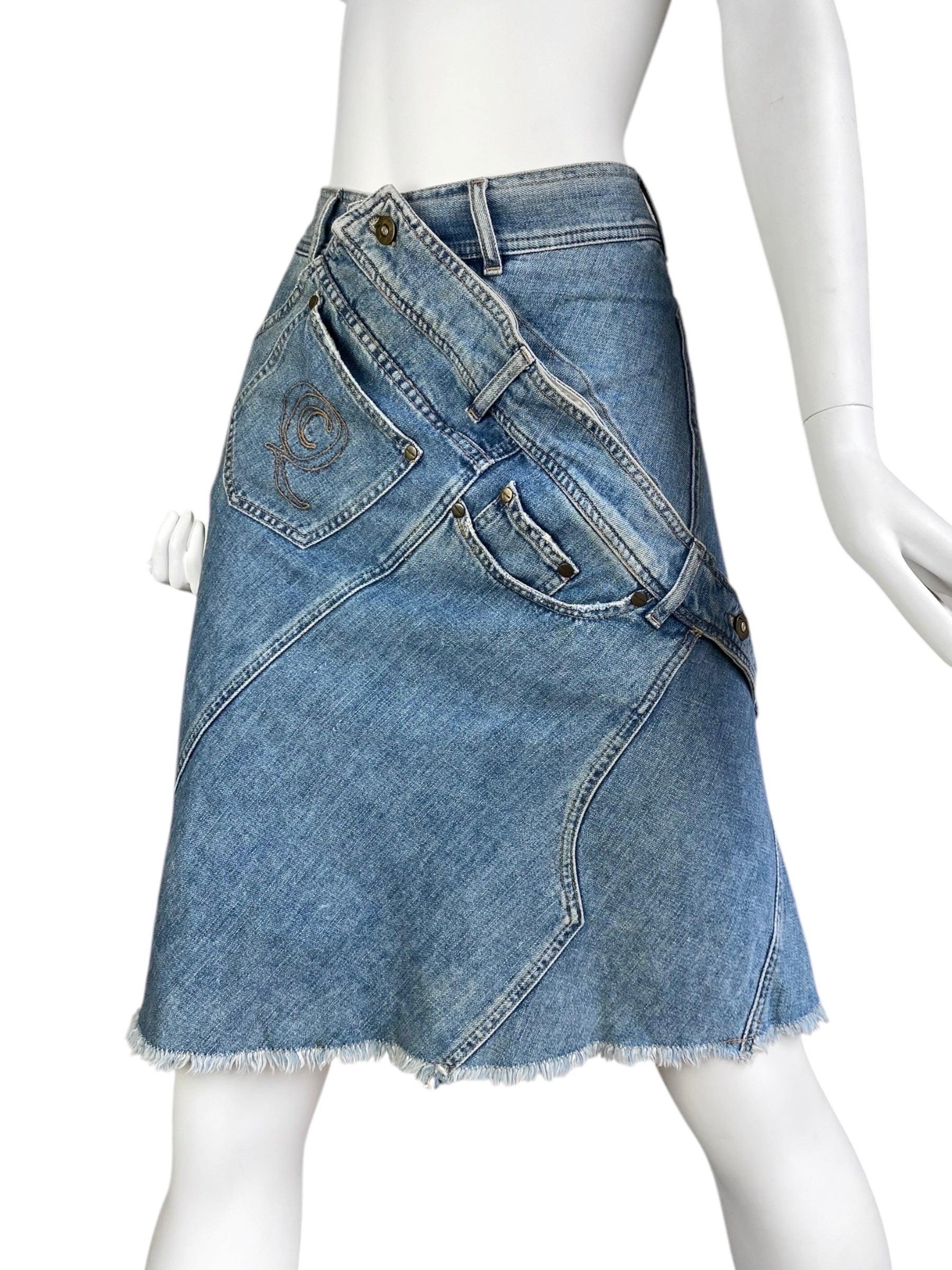 ALEXANDER MCQUEEN c.2003 BLAUER DENIM DECONSTRUCTED ASYMMETRICAL MIDI SKIRT (Grau) im Angebot