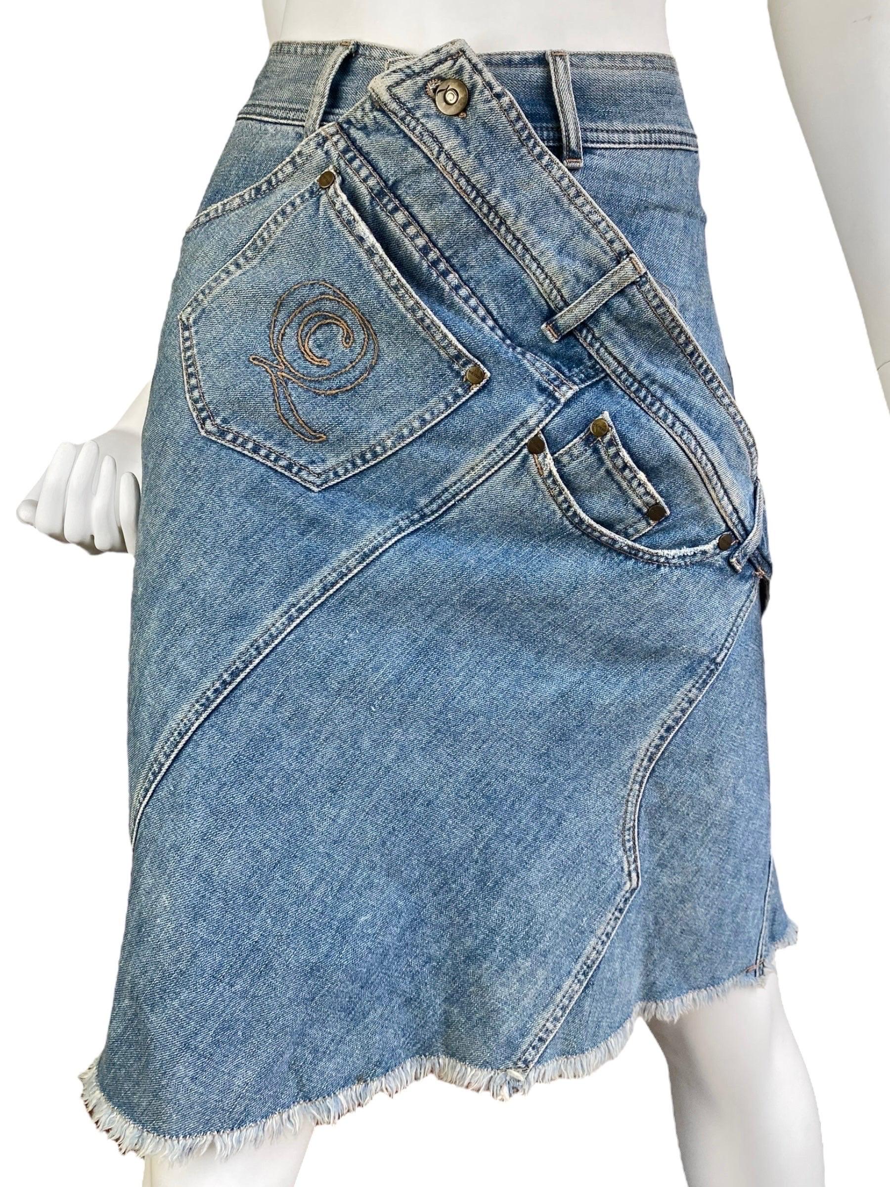 ALEXANDER MCQUEEN c.2003 BLAUER DENIM DECONSTRUCTED ASYMMETRICAL MIDI SKIRT im Zustand „Gut“ im Angebot in PARIS, FR