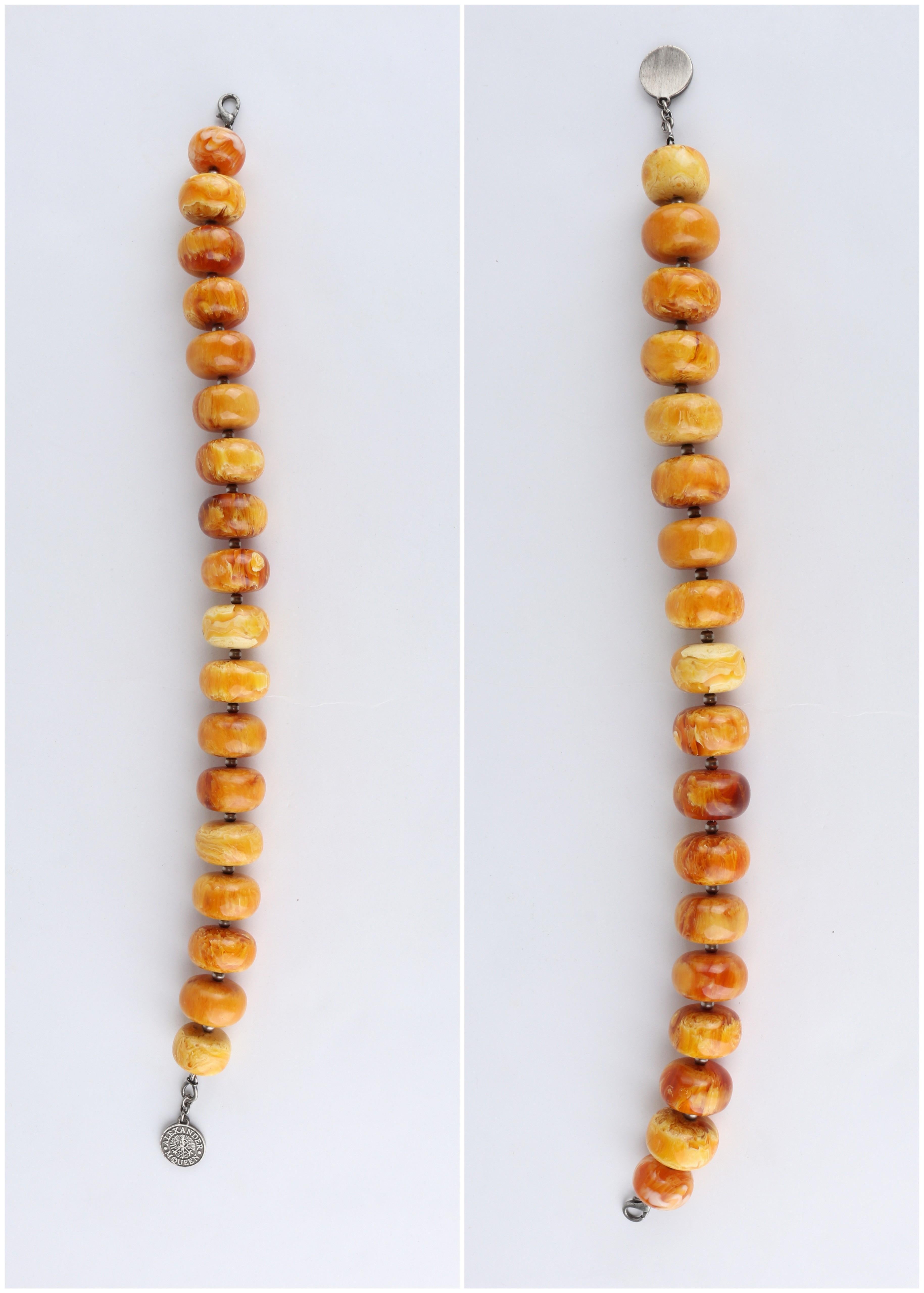 ALEXANDER McQUEEN, grand collier orange en métal perlé et résine marbrée, c. 2006 en vente 6