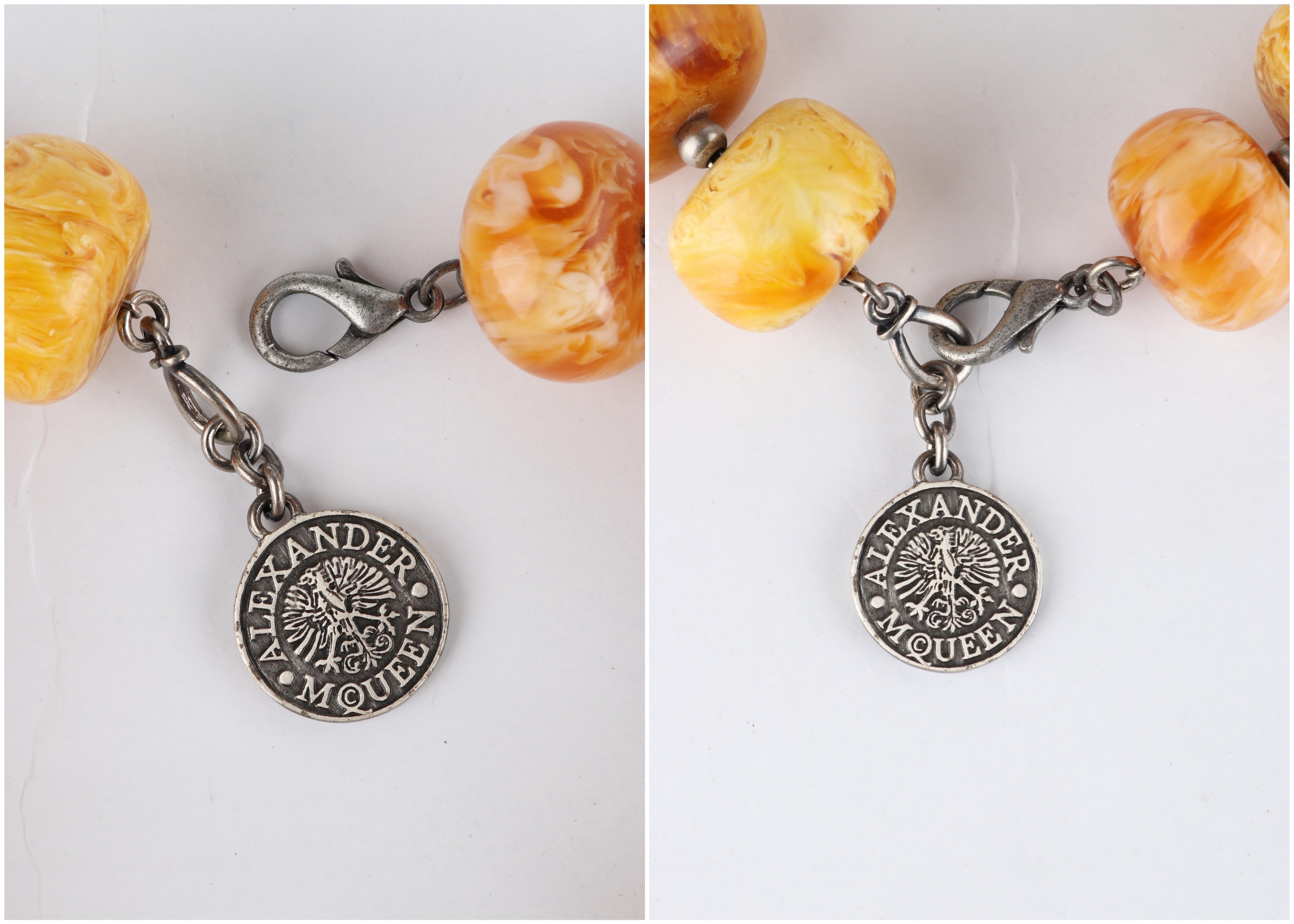 ALEXANDER McQUEEN, grand collier orange en métal perlé et résine marbrée, c. 2006 en vente 7