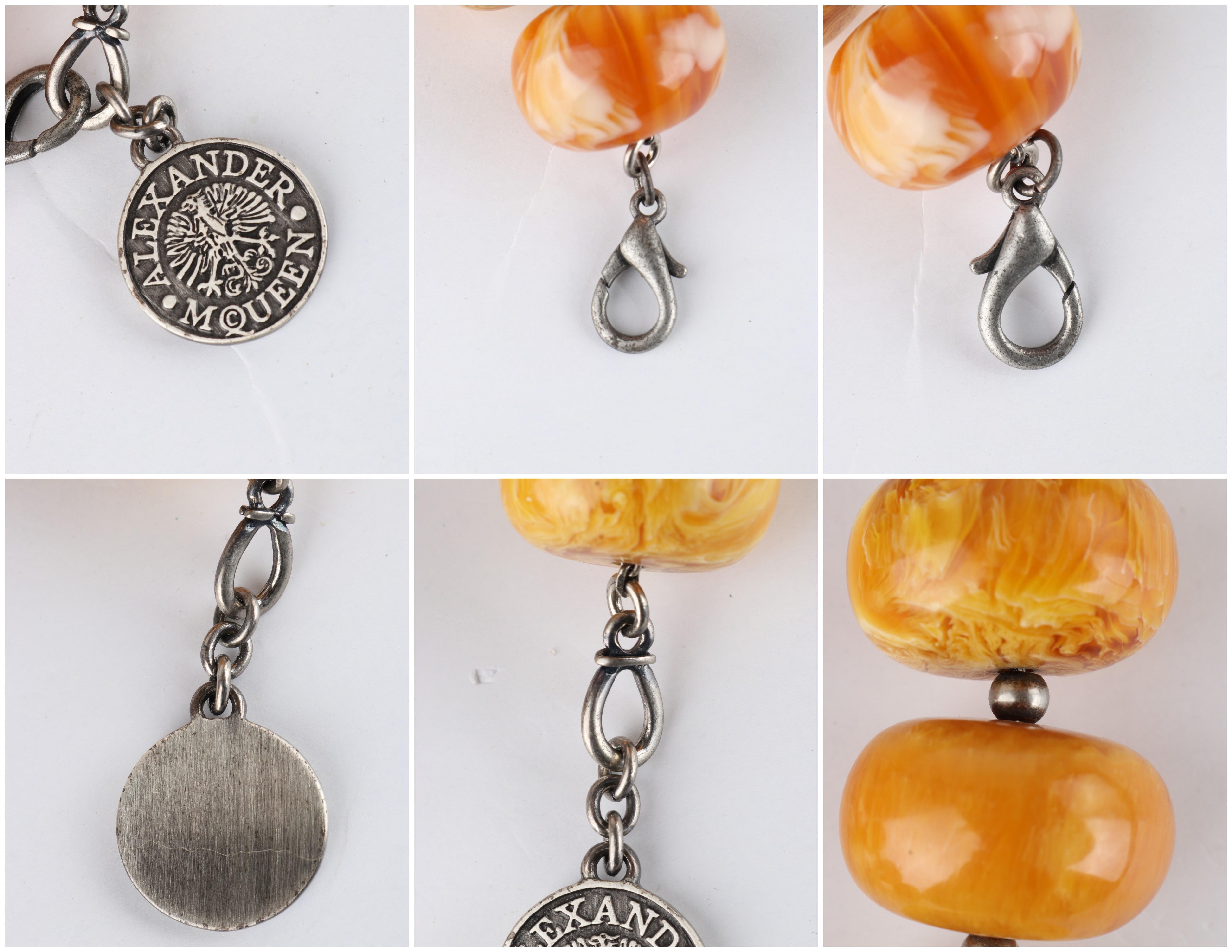 ALEXANDER McQUEEN, grand collier orange en métal perlé et résine marbrée, c. 2006 en vente 8