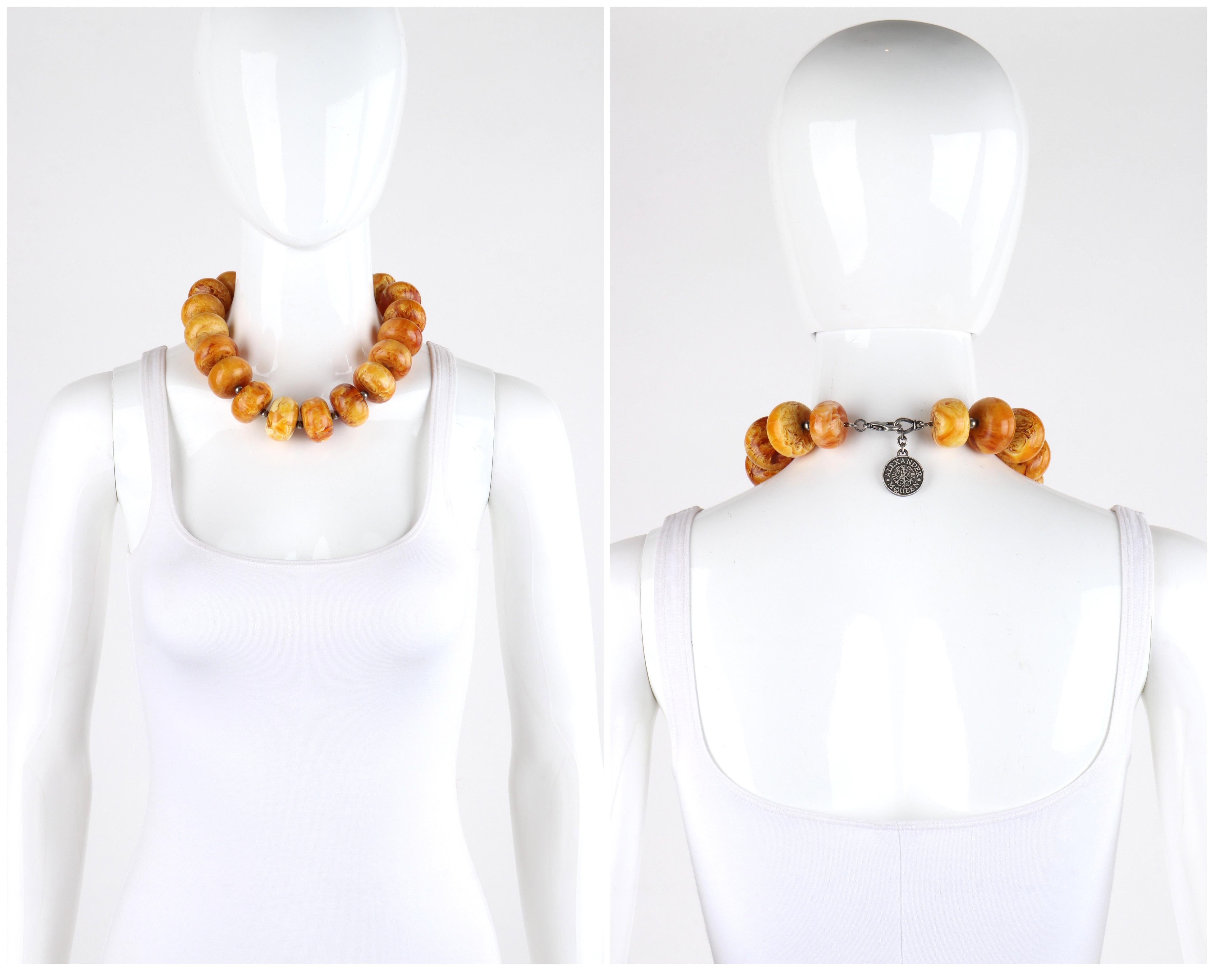 ALEXANDER McQUEEN c.2006 Orange Large Marbled Resin Beaded Metal Necklace w/Box RARE

Marque / Fabricant : Alexander McQueen
Circa : 2006
Designer : Alexander McQueen
Style : Collier de perles
Couleur(s) : nuances d'orange et de jaune ; argent