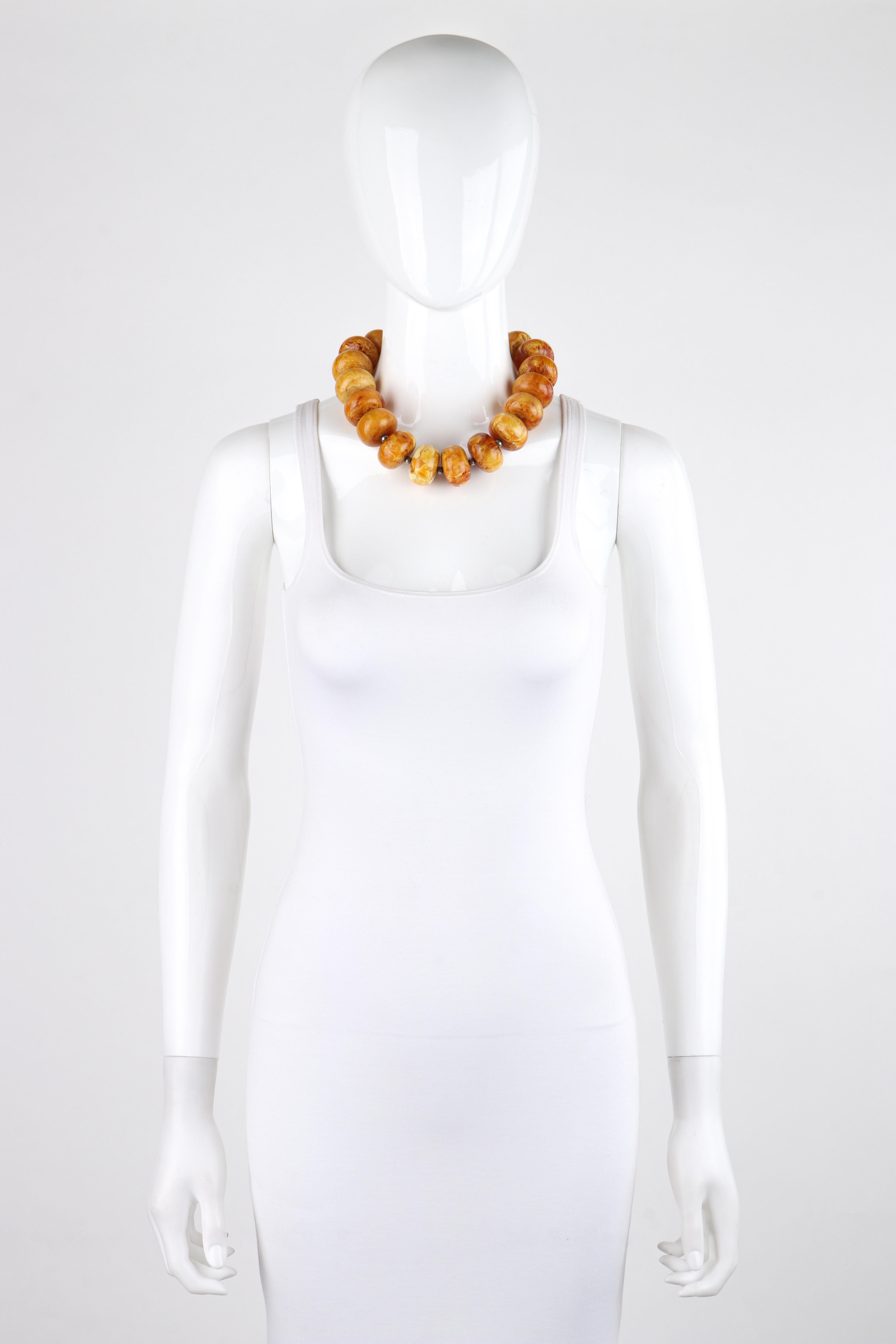 ALEXANDER McQUEEN, grand collier orange en métal perlé et résine marbrée, c. 2006 Bon état - En vente à Thiensville, WI