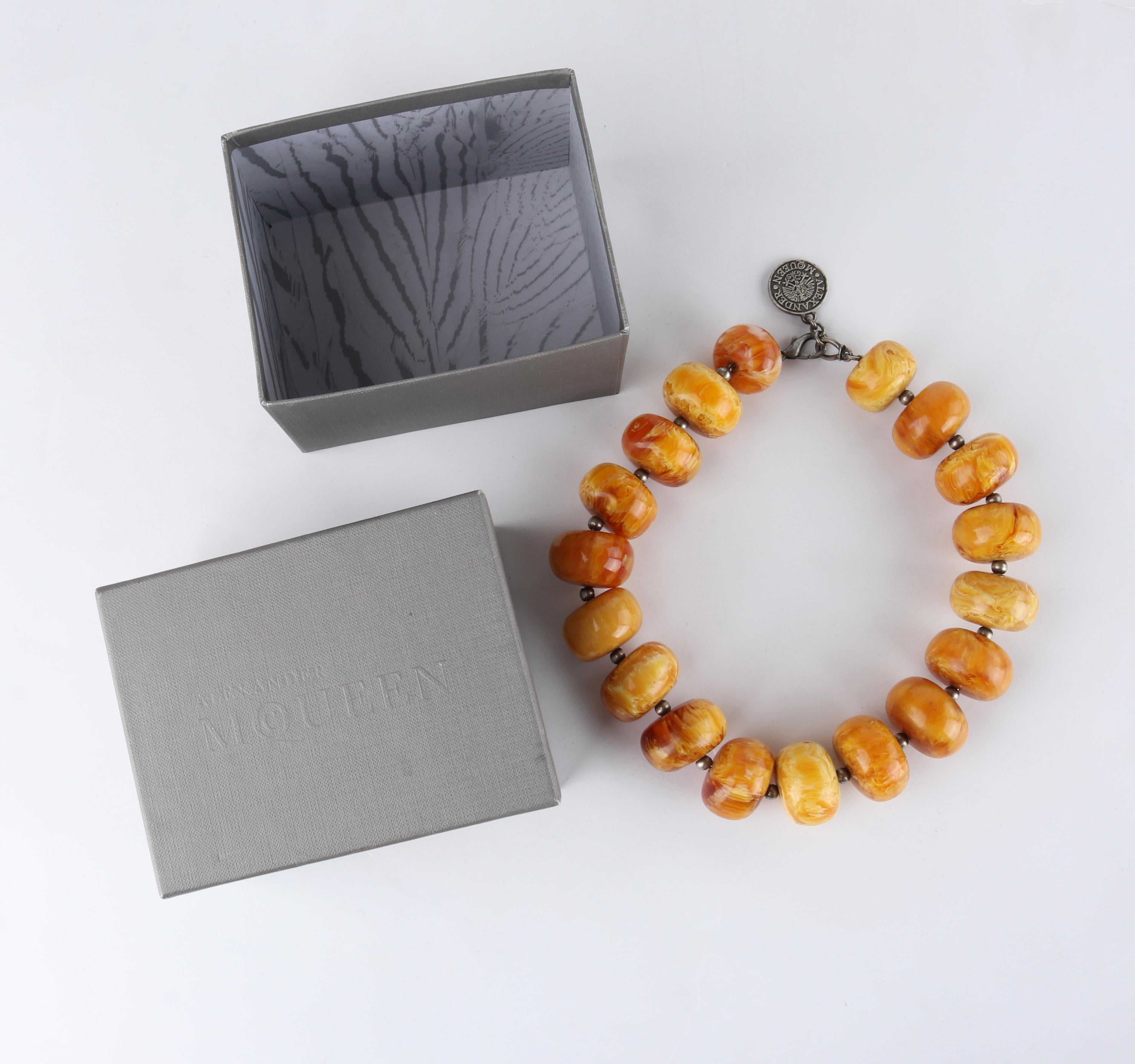 ALEXANDER McQUEEN, grand collier orange en métal perlé et résine marbrée, c. 2006 Pour femmes en vente