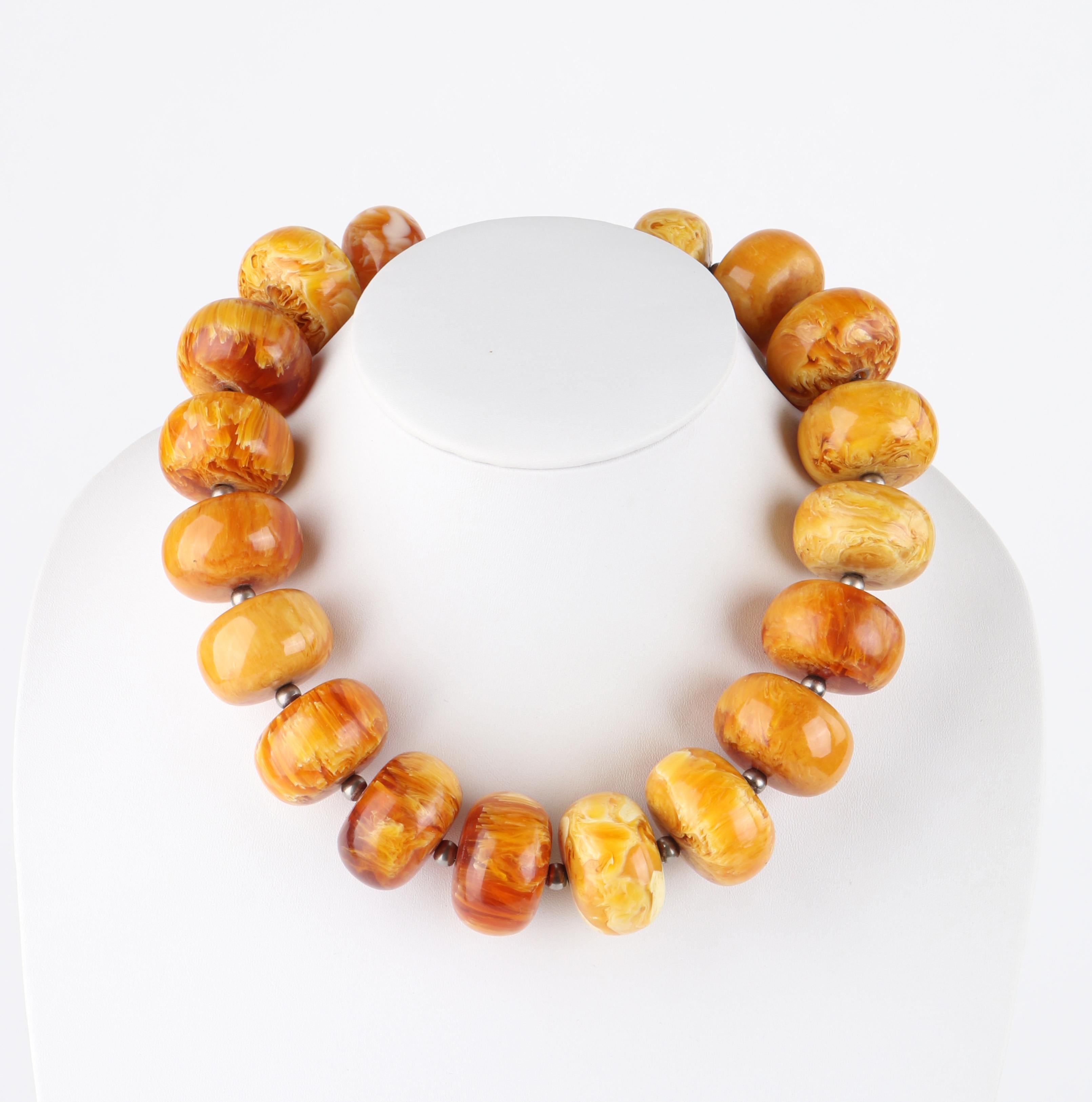 ALEXANDER McQUEEN, grand collier orange en métal perlé et résine marbrée, c. 2006 en vente 1