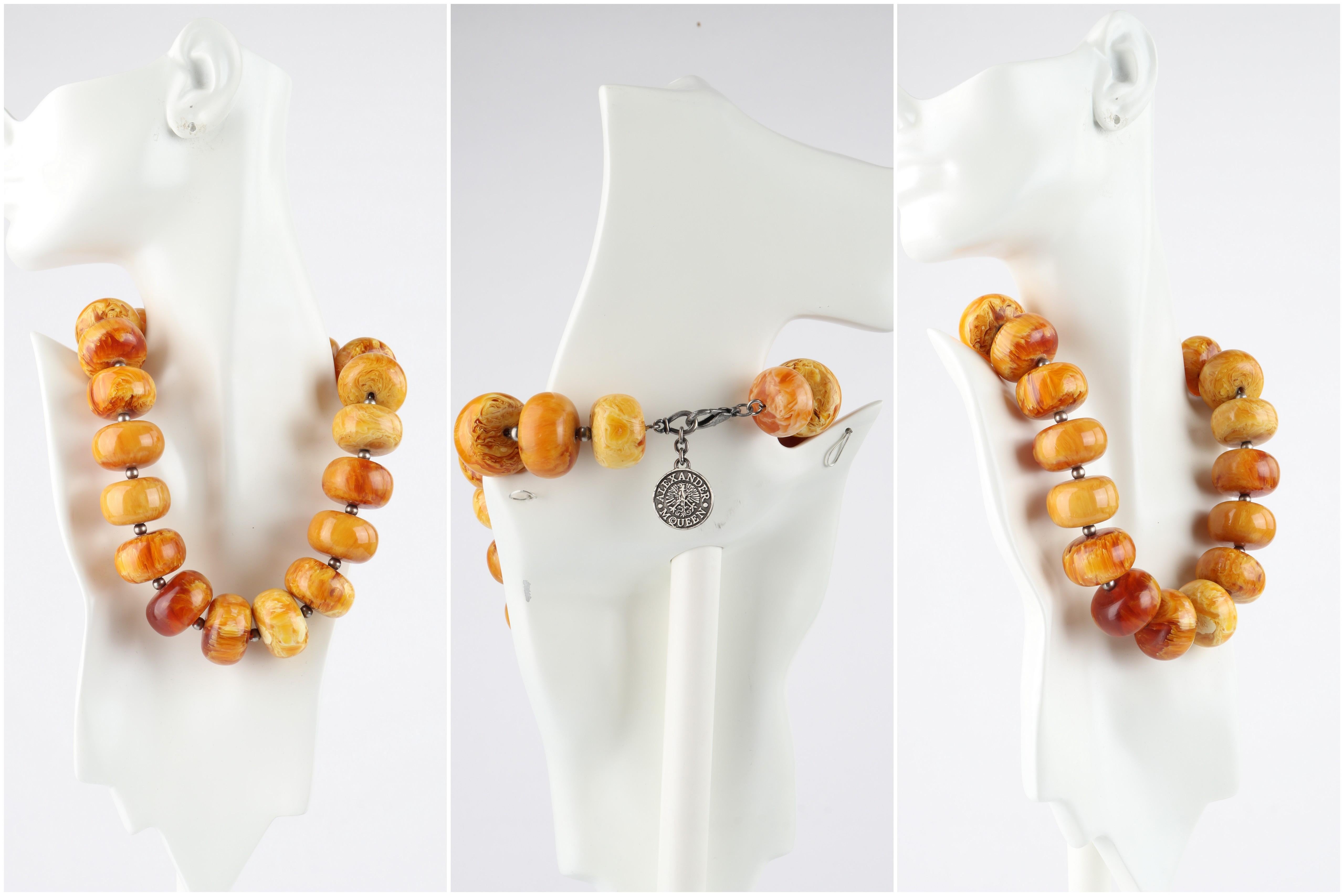 ALEXANDER McQUEEN, grand collier orange en métal perlé et résine marbrée, c. 2006 en vente 2