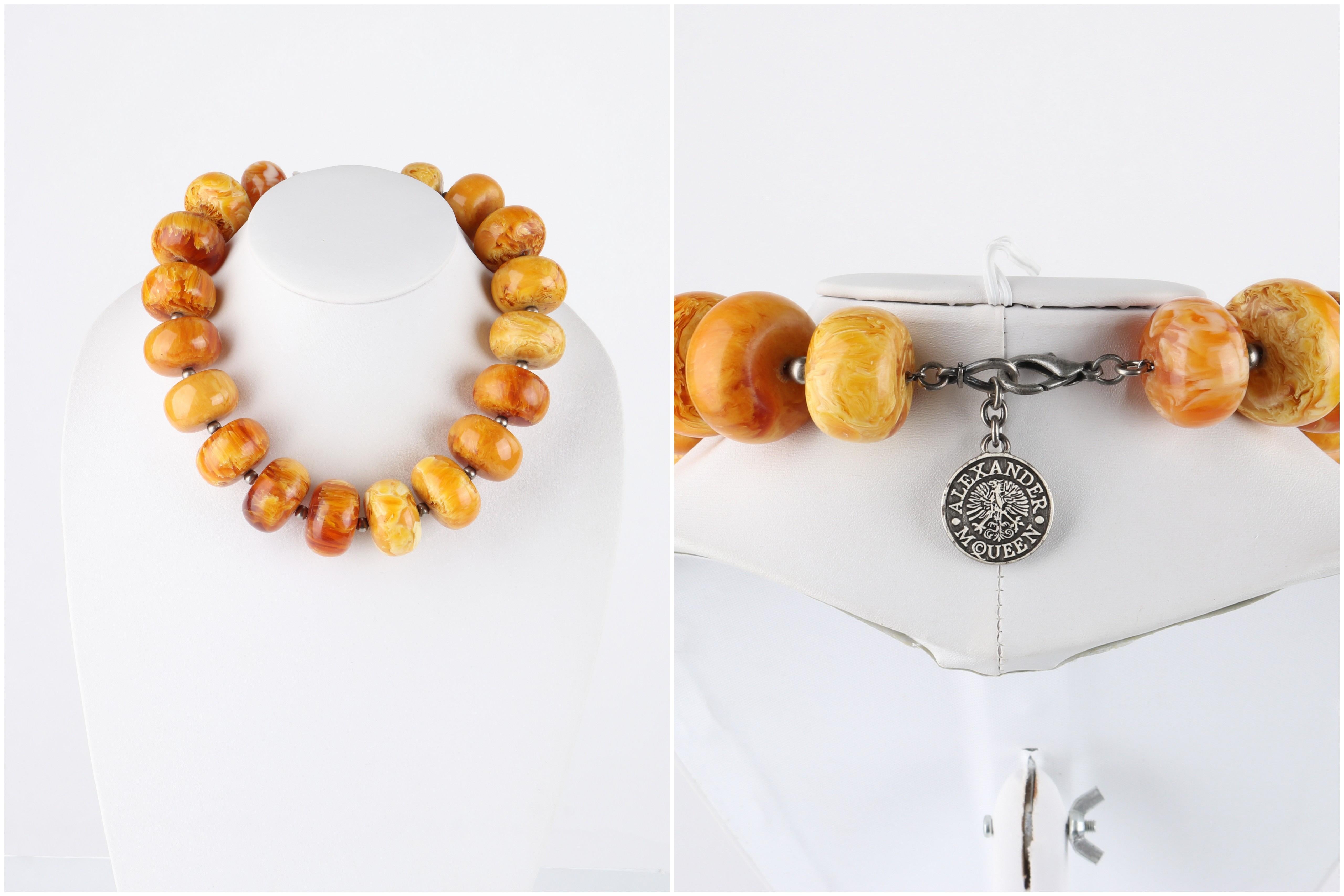 ALEXANDER McQUEEN, grand collier orange en métal perlé et résine marbrée, c. 2006 en vente 3
