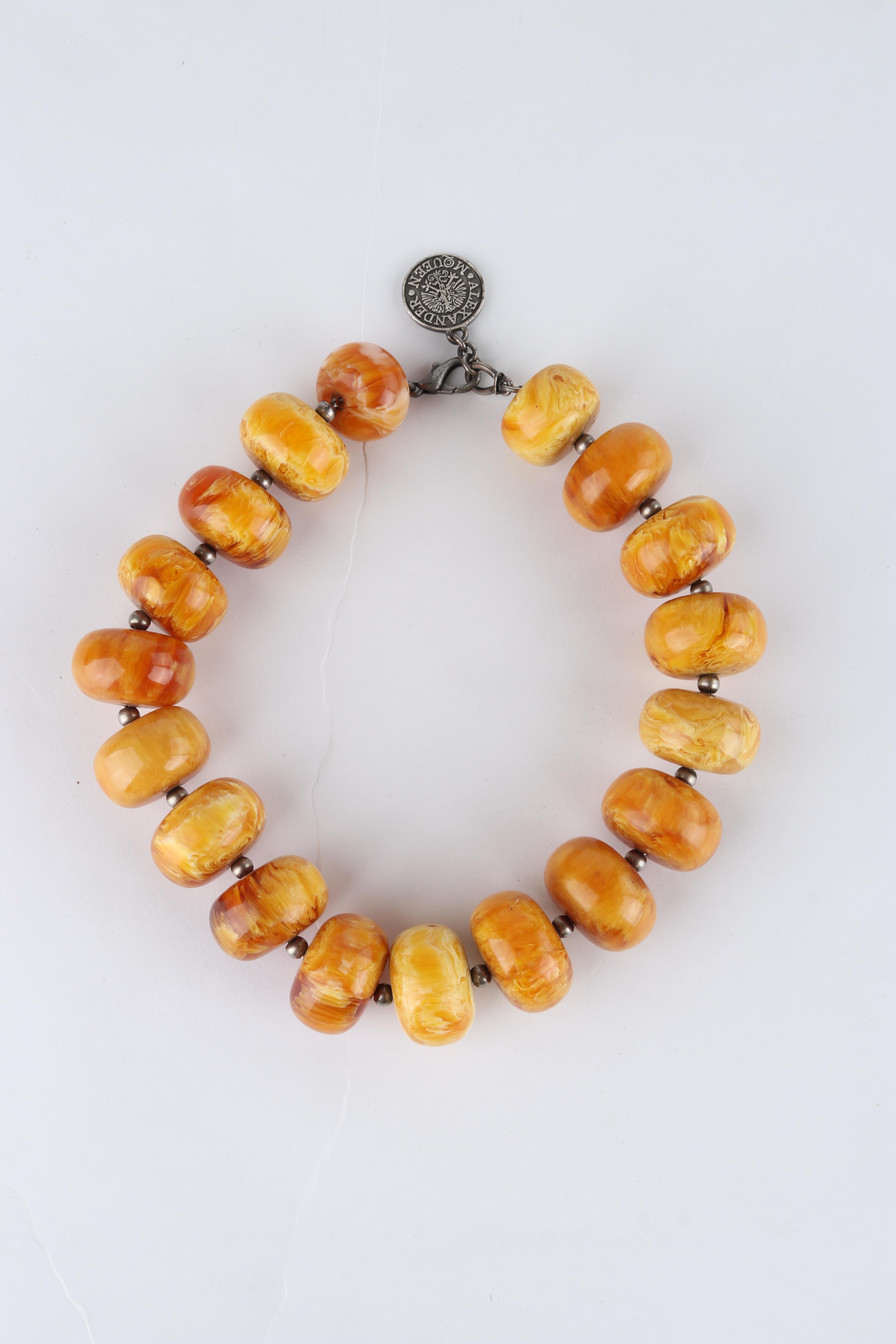 ALEXANDER McQUEEN, grand collier orange en métal perlé et résine marbrée, c. 2006 en vente 4
