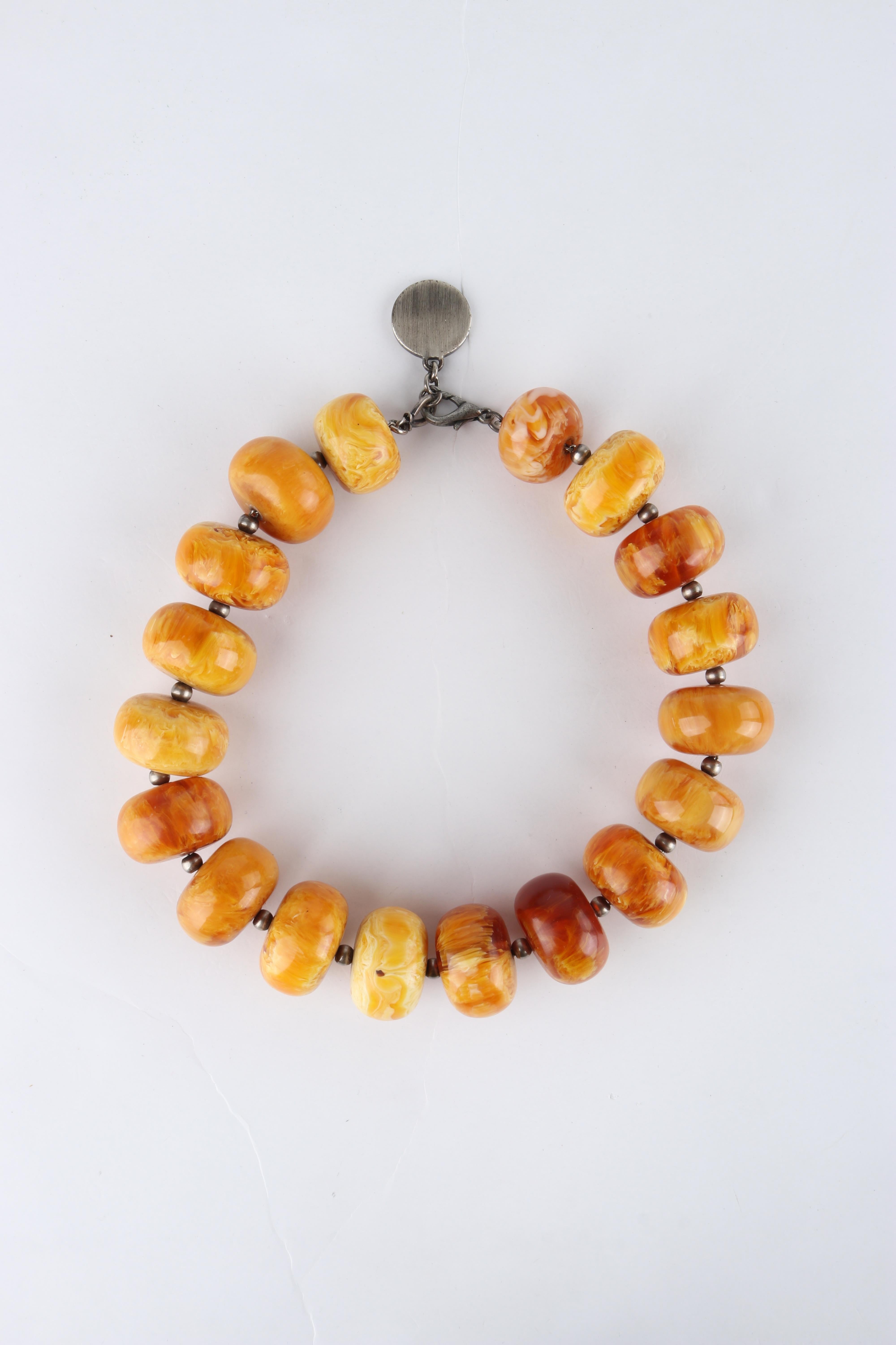 ALEXANDER McQUEEN, grand collier orange en métal perlé et résine marbrée, c. 2006 en vente 5
