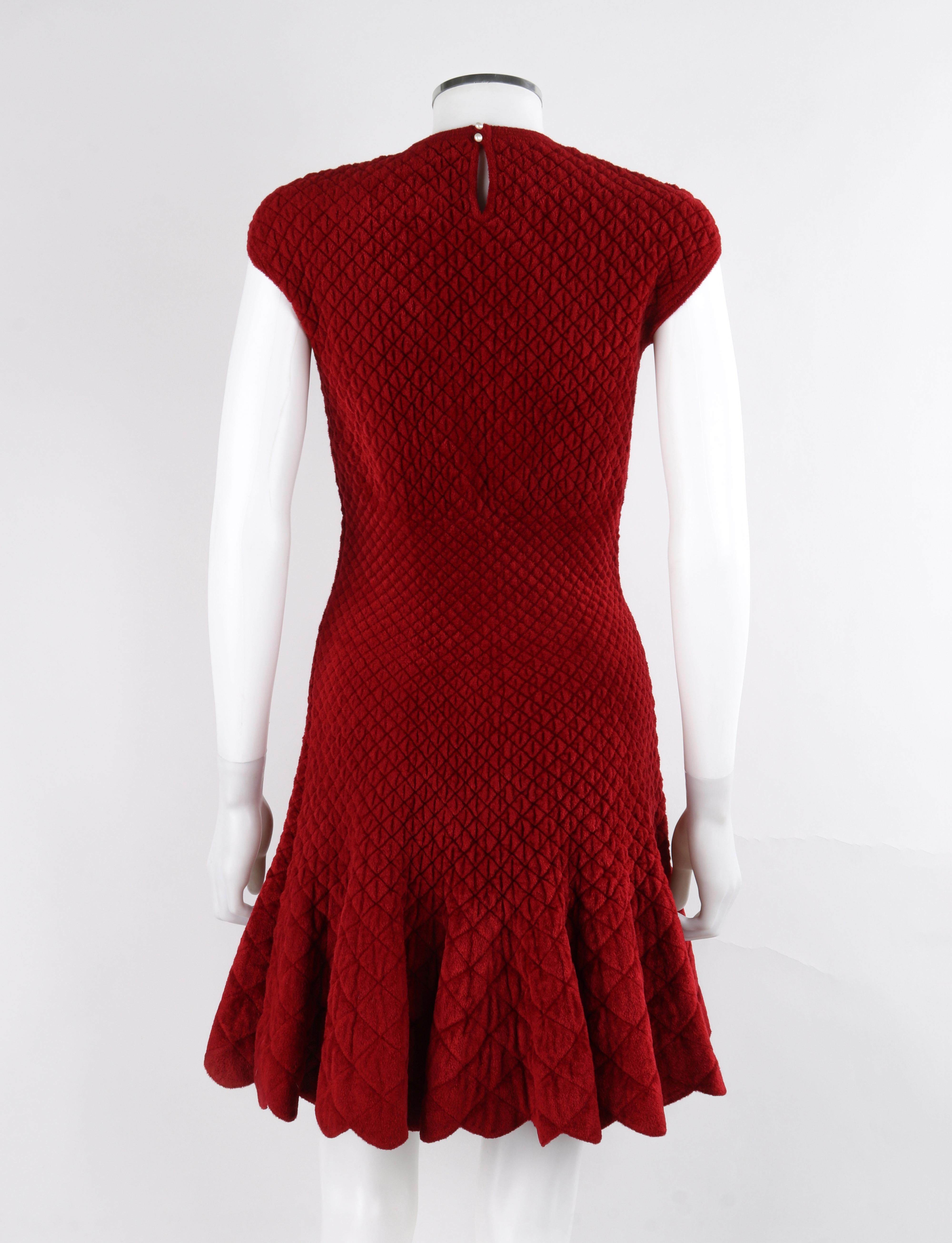 ALEXANDER McQUEEN c.2010's Rotes ärmelloses Fit & Flair Kleid aus gesteppter Wolle aus Plüsch im Angebot 1
