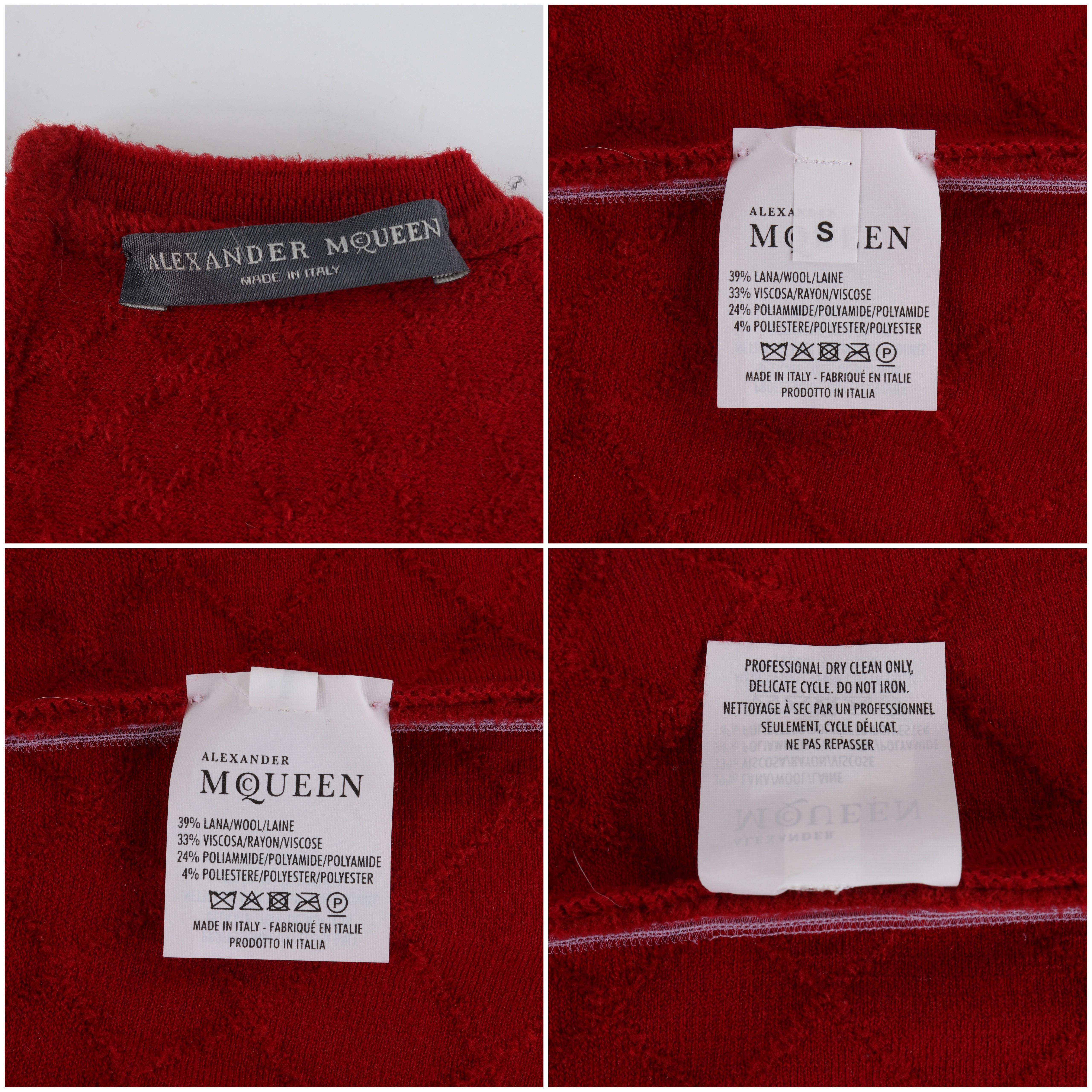 ALEXANDER McQUEEN c.2010's Rotes ärmelloses Fit & Flair Kleid aus gesteppter Wolle aus Plüsch im Angebot 5