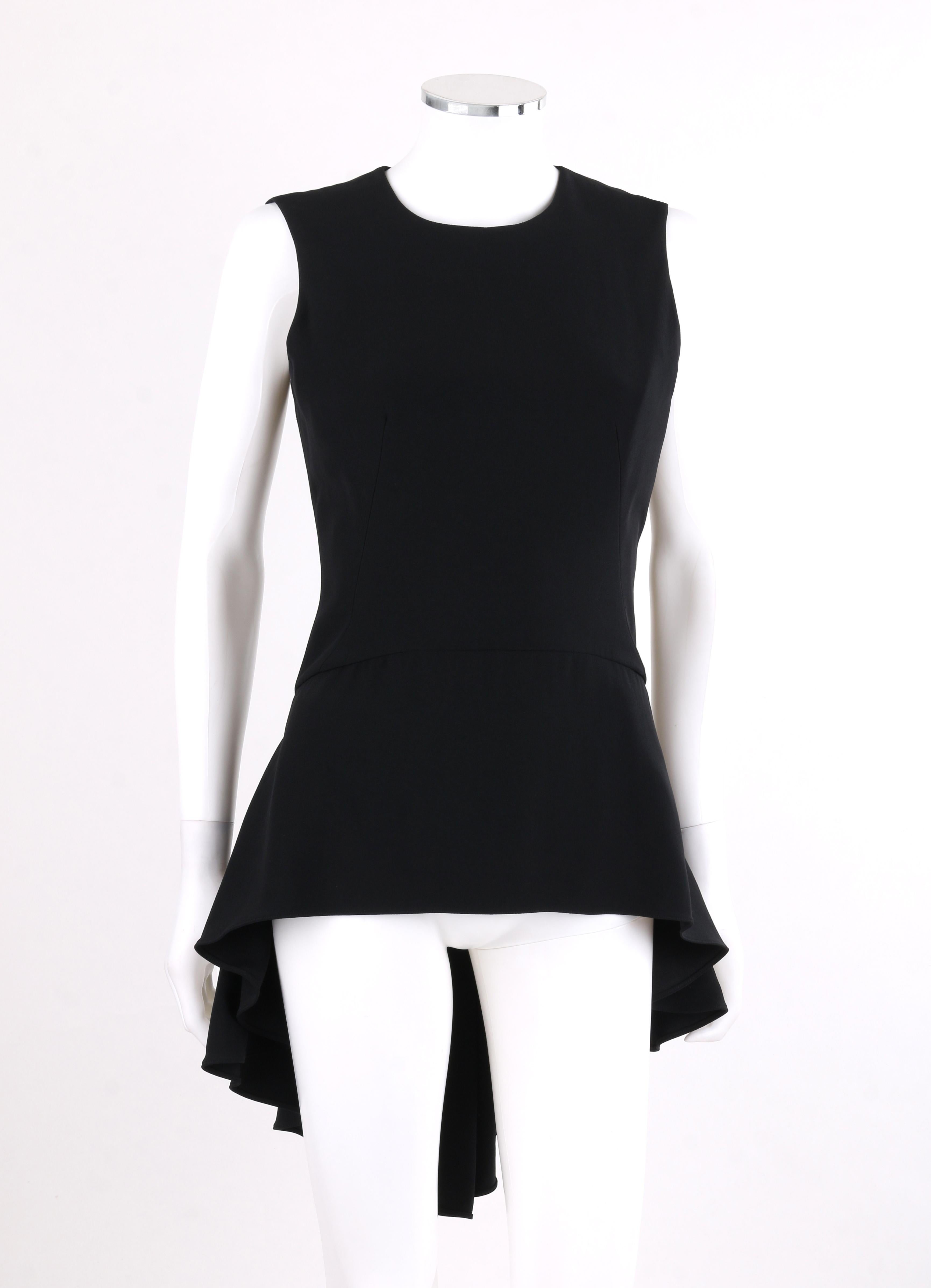 Alexander McQueen c.2013 Canotta nera in seta drappeggiata con peplo alto e basso
 
Marchio / Produttore: Alexander McQueen
Stile: Top Peplum
Colore(i): Nero
Foderato: Yes One      
Contenuto del tessuto contrassegnato: Composizione: 50% Acetato,