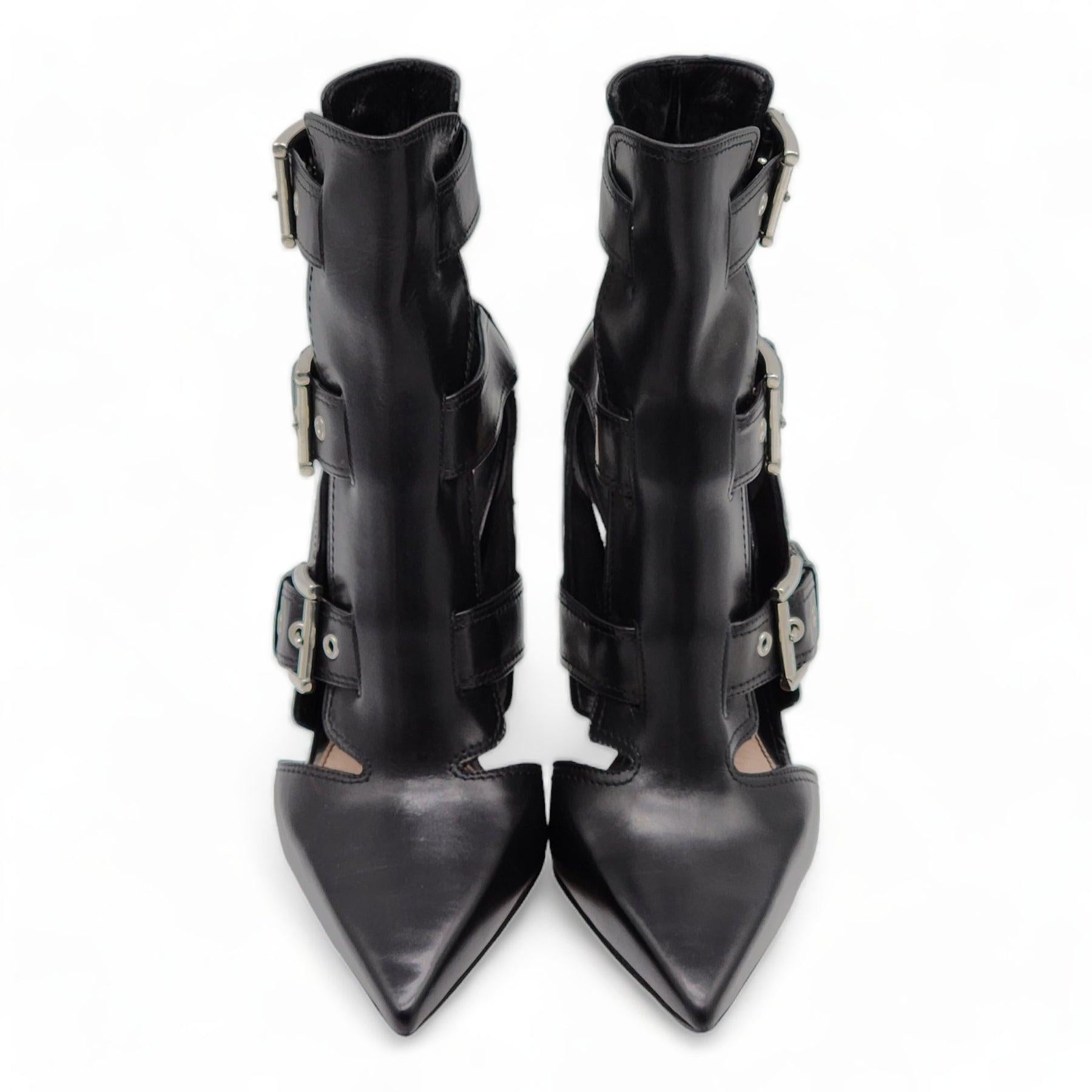 Bottines Cage d'Alexander McQueen, un modèle classique. Boucles réglables en argent, semelle intérieure et extérieure en cuir.

Informations complémentaires :
Matière : Cuir de veau
Couleur : Noir
Taille : 7 US
Condit : Neuf avec boîte.