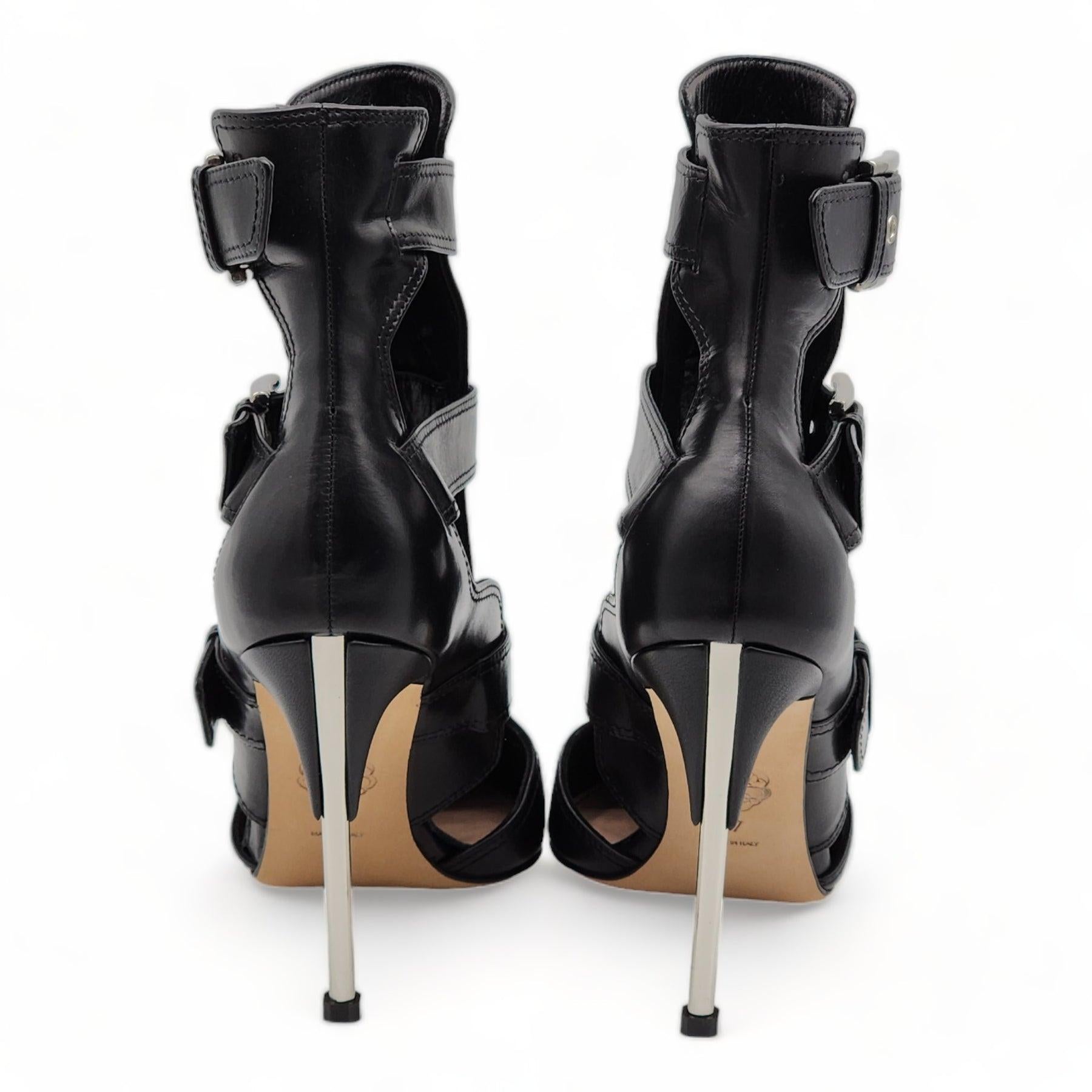 Noir Alexander McQueen - Bottines à talon Cage en cuir en noir en vente