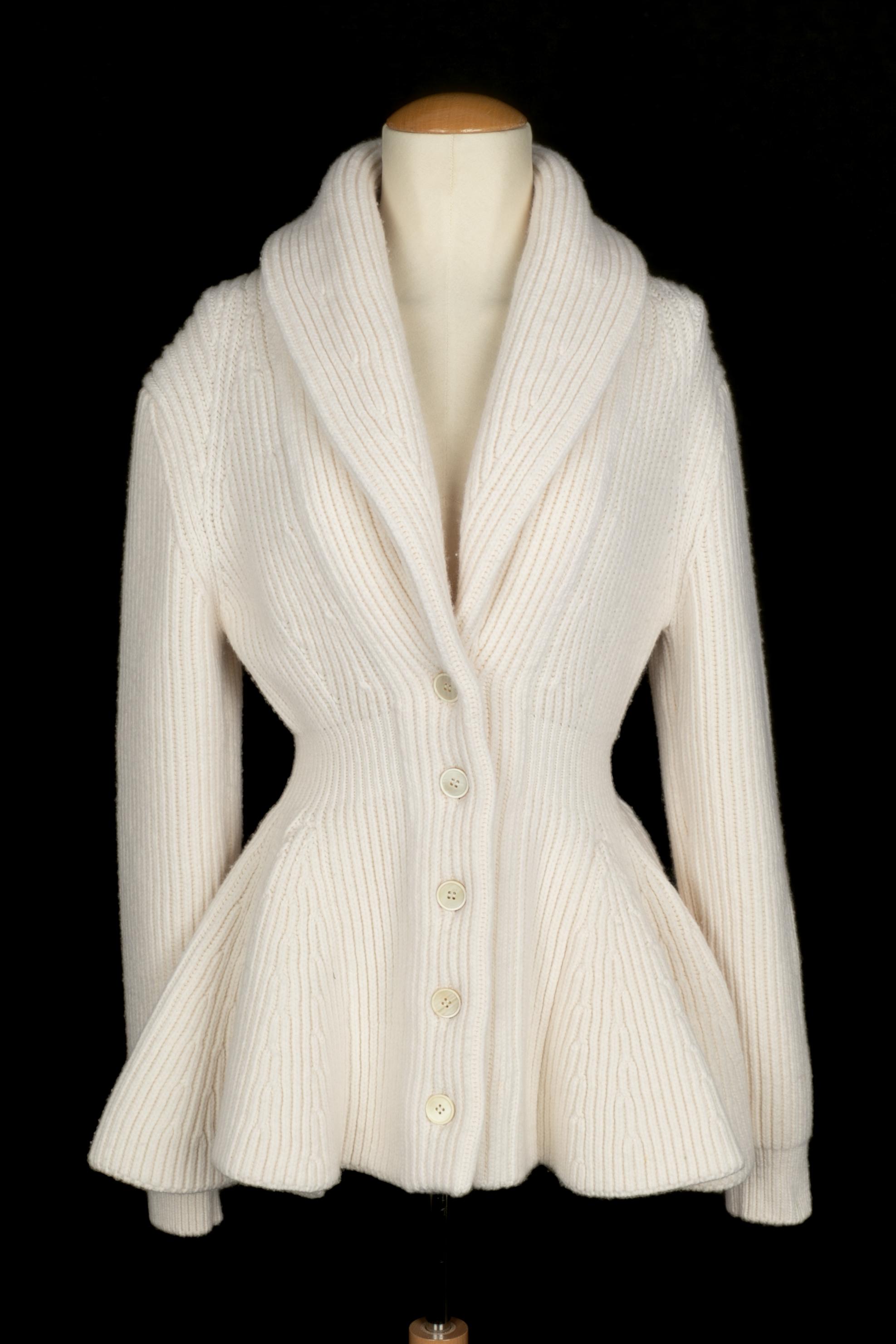 Alexander McQueen - (Made in Italy) Cardigan in lana bianco sporco con coda e bottoni abbinati. È indicata la taglia M. A 2020 Collectional, sotto la direzione artistica di Sarah Burton.

Condizioni:
Ottime condizioni

Dimensioni:
Larghezza spalle:
