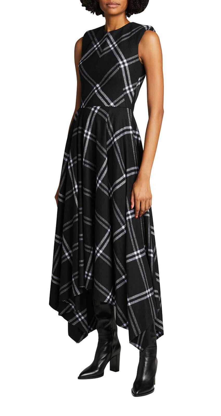 Alexander McQueen 

Vestido midi de exquisita confección con hombros ligeramente acolchados y cintura ceñida que cae hasta un dobladillo de pañuelo ondeante. 
Está confeccionado con una lujosa mezcla de lana y cachemira, y presenta un motivo de