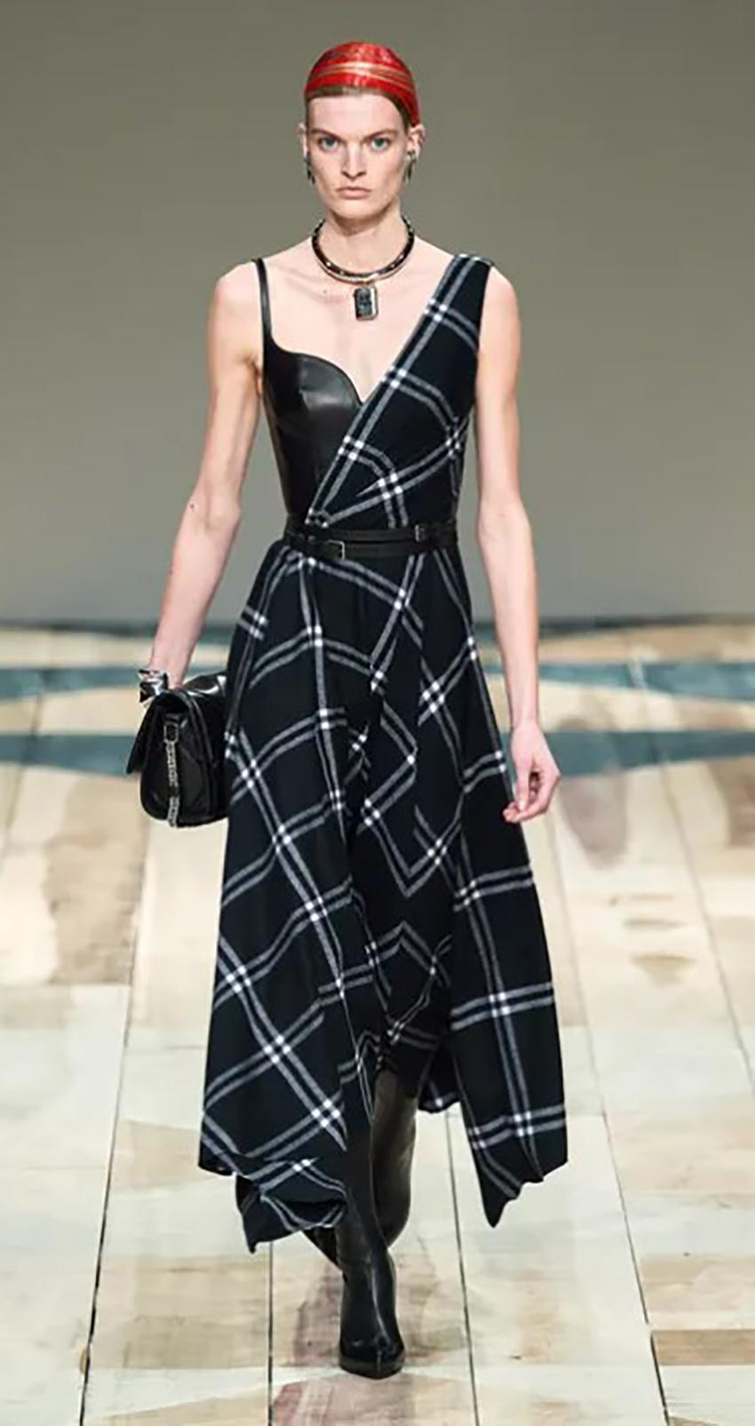 Alexander McQueen VESTIDO MAXI ASIMÉTRICO DE LANA/ÁRBOL TI 42 en Excelente Estado en Montgomery, TX