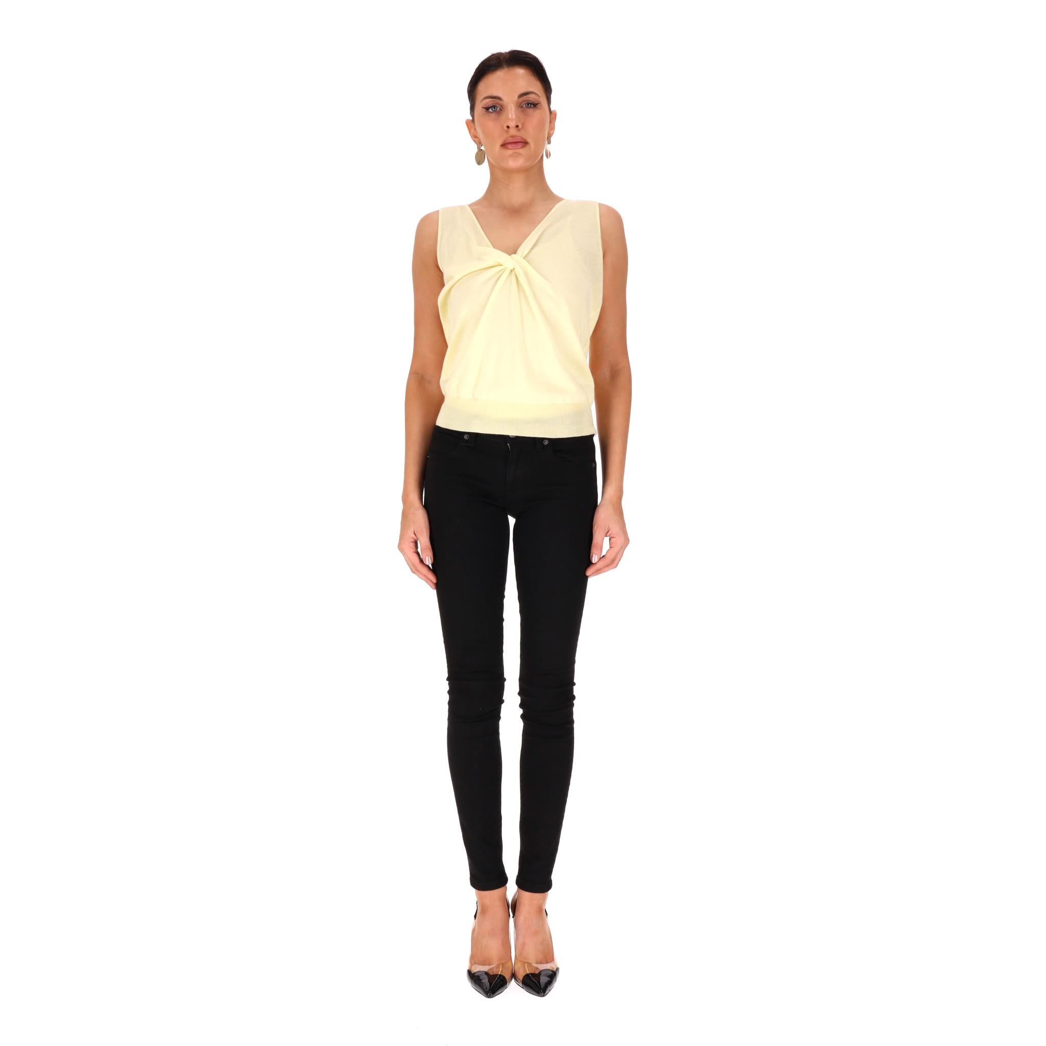 Alexander McQueen Cashmere, Wool 
Silk Blend Knot Detail Top

Light yellow sleeveless top crafted from cashmere, wool and silk blend.

Featuring a front knot detail to the V-neck.

Rrp Approx. £700

Size – M

Condition – Very Good

Composition