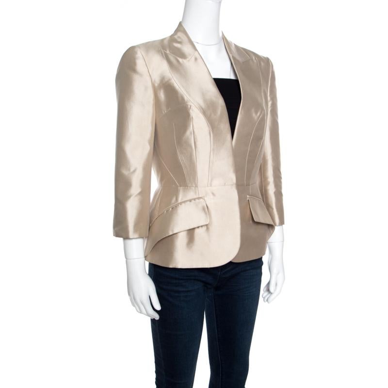 Chic and stylish, this blazer from Alexander McQueen is made from silk and it features a champagne hue. It flaunts faux lapels, front fastening and flap details. You'll look lovely when you wear this blazer with flared trousers and an Hermes