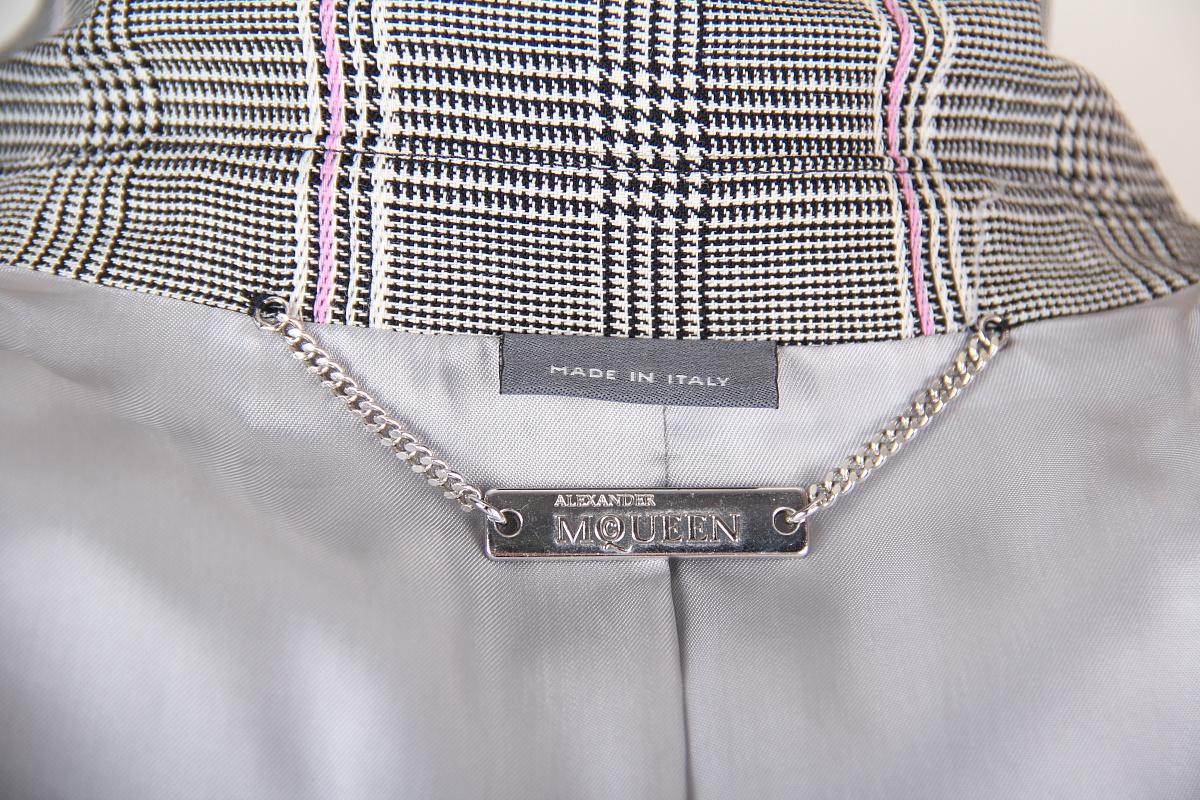 Grigio Abito con pantaloni a quadri Alexander McQueen in vendita