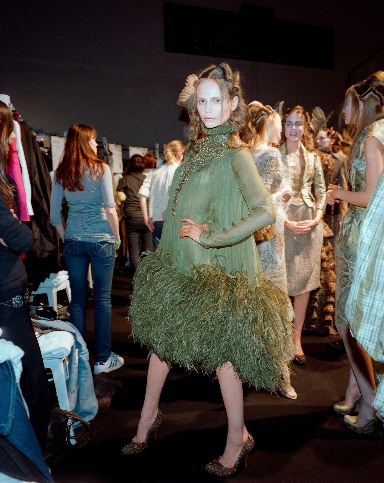 Alexander McQueen Vestido de gasa adornado con plumas de avestruz, FW 2006 en venta 8