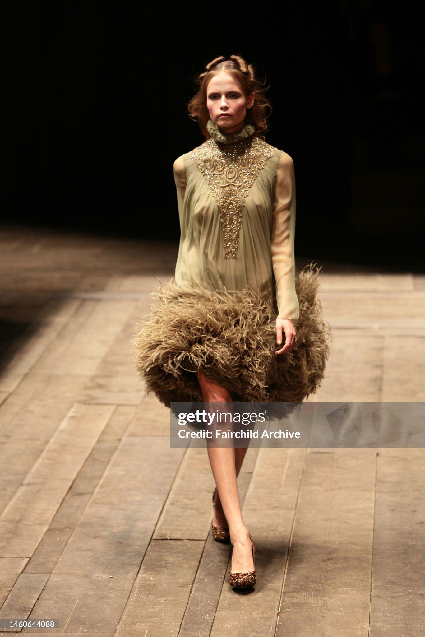 Alexander McQueen Vestido de gasa adornado con plumas de avestruz, FW 2006 en Bueno estado para la venta en London, GB