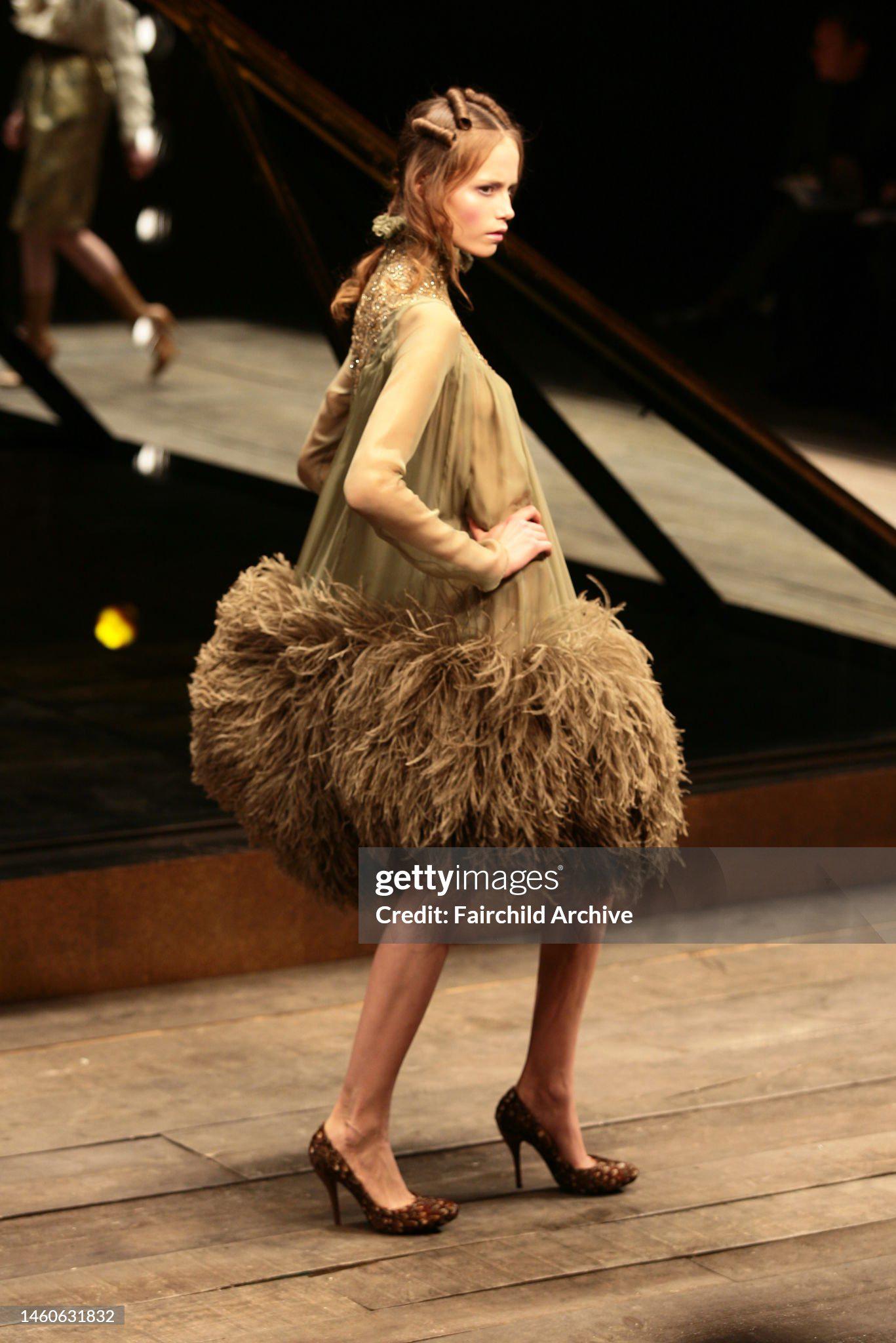 Alexander McQueen Vestido de gasa adornado con plumas de avestruz, FW 2006 en venta 2