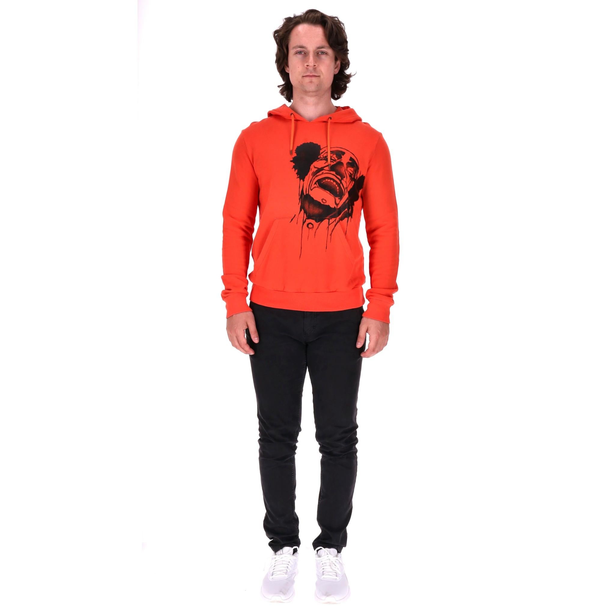 Alexander McQueen Baumwoll- Hoodie mit Clown-Druck

Rotes Sweatshirt aus Baumwolle mit schwarzem Clown-Print auf der Brust.

Mit Kapuze mit Kordelzug, gerippten Bündchen und Saum sowie einer Kängurutasche.

Preis ca. £600

Größe - M

Zustand - Sehr